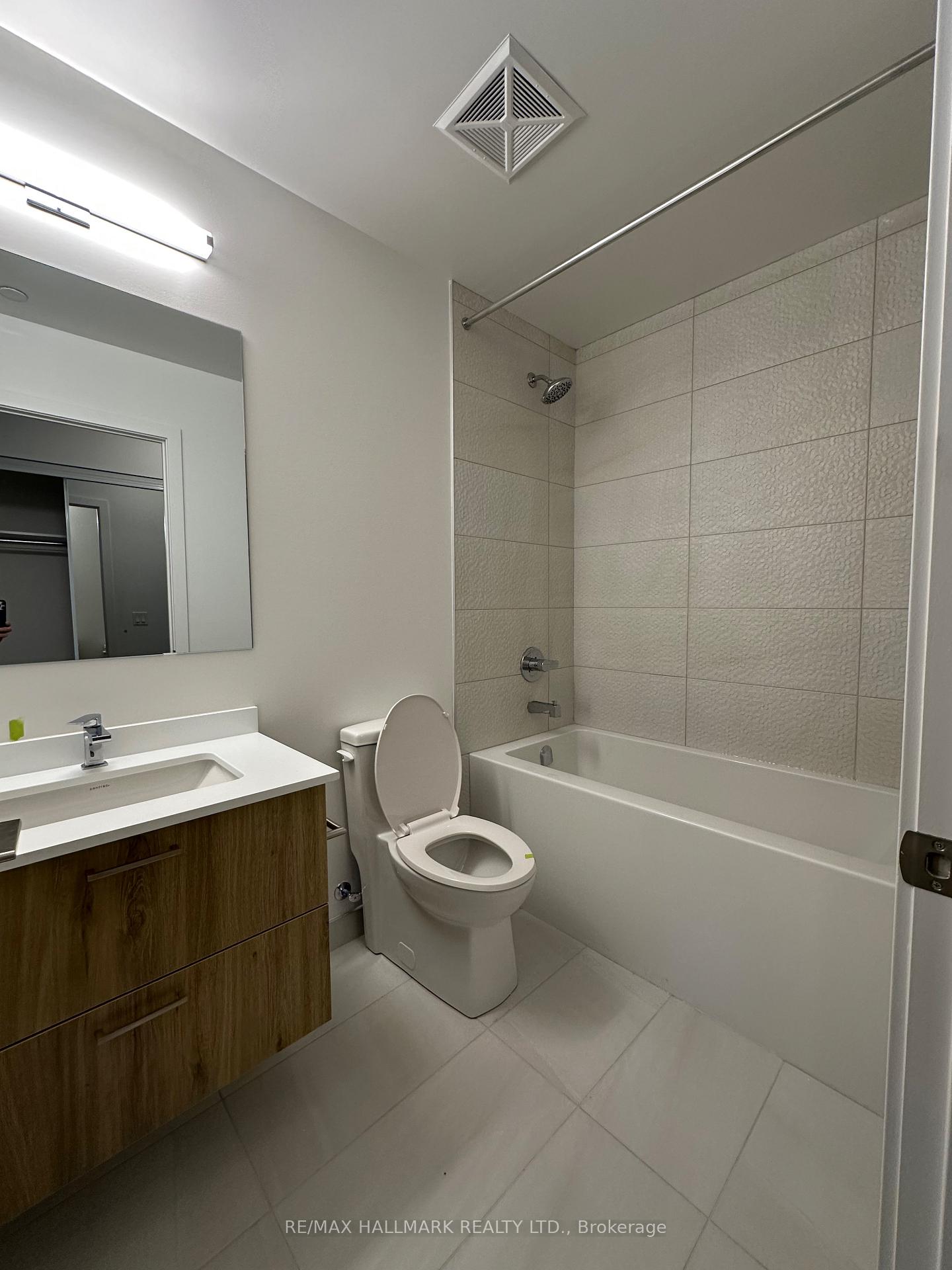 Photo 9 of Unit B-1910, 50 Upper Mall Way, Vaughan, Brownridge — HOMEH