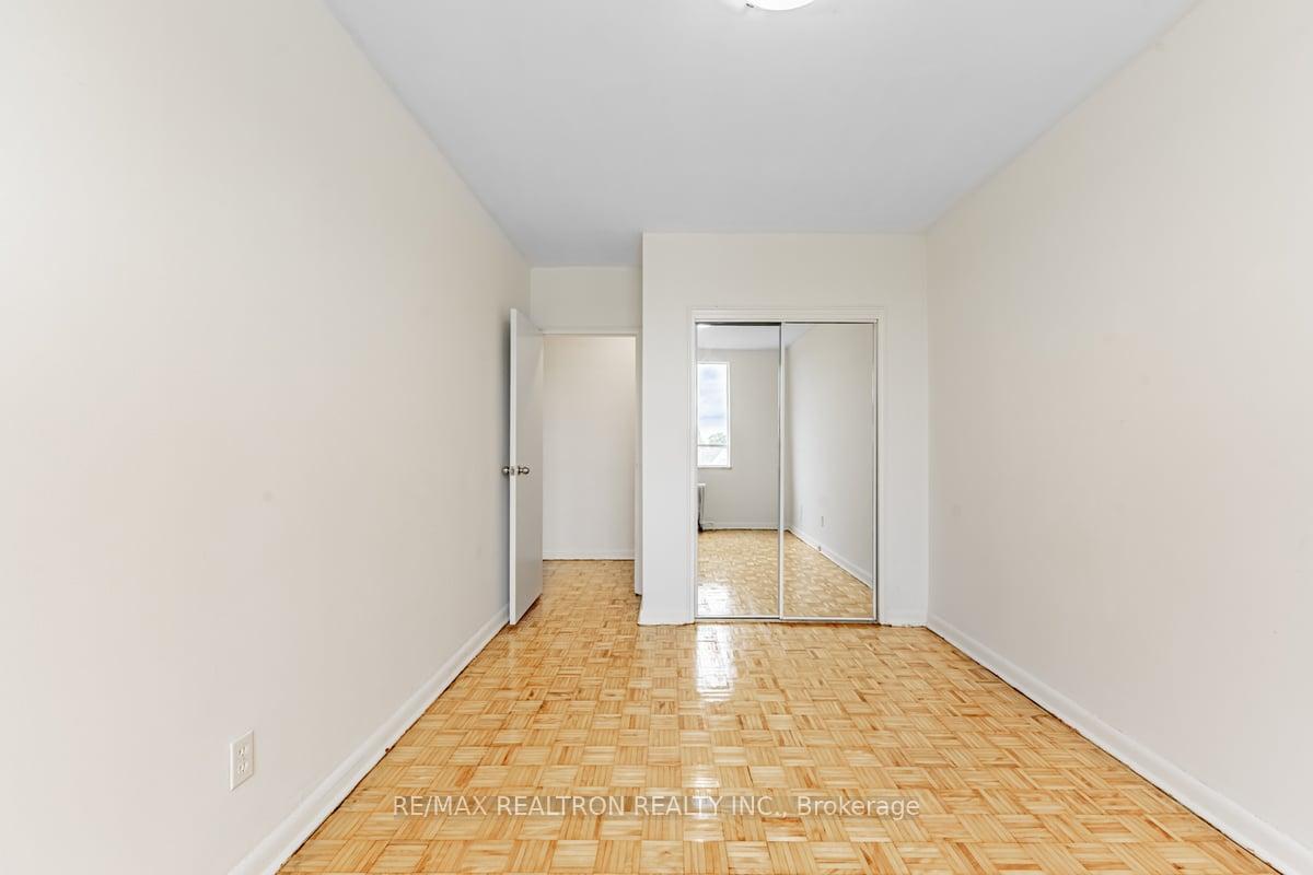 Photo 8 of Unit 210, 2895 Bathurst Street, Toronto, Bedford Park-Nortown — HOMEH