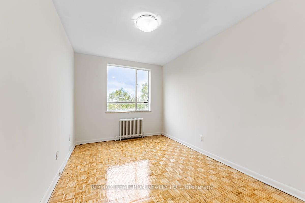 Photo 3 of Unit 210, 2895 Bathurst Street, Toronto, Bedford Park-Nortown — HOMEH