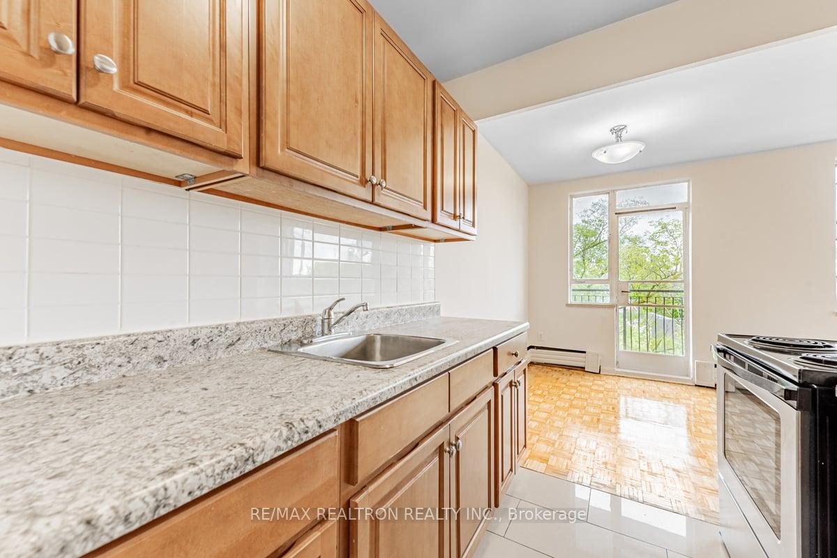 Photo 5 of Unit 210, 2895 Bathurst Street, Toronto, Bedford Park-Nortown — HOMEH