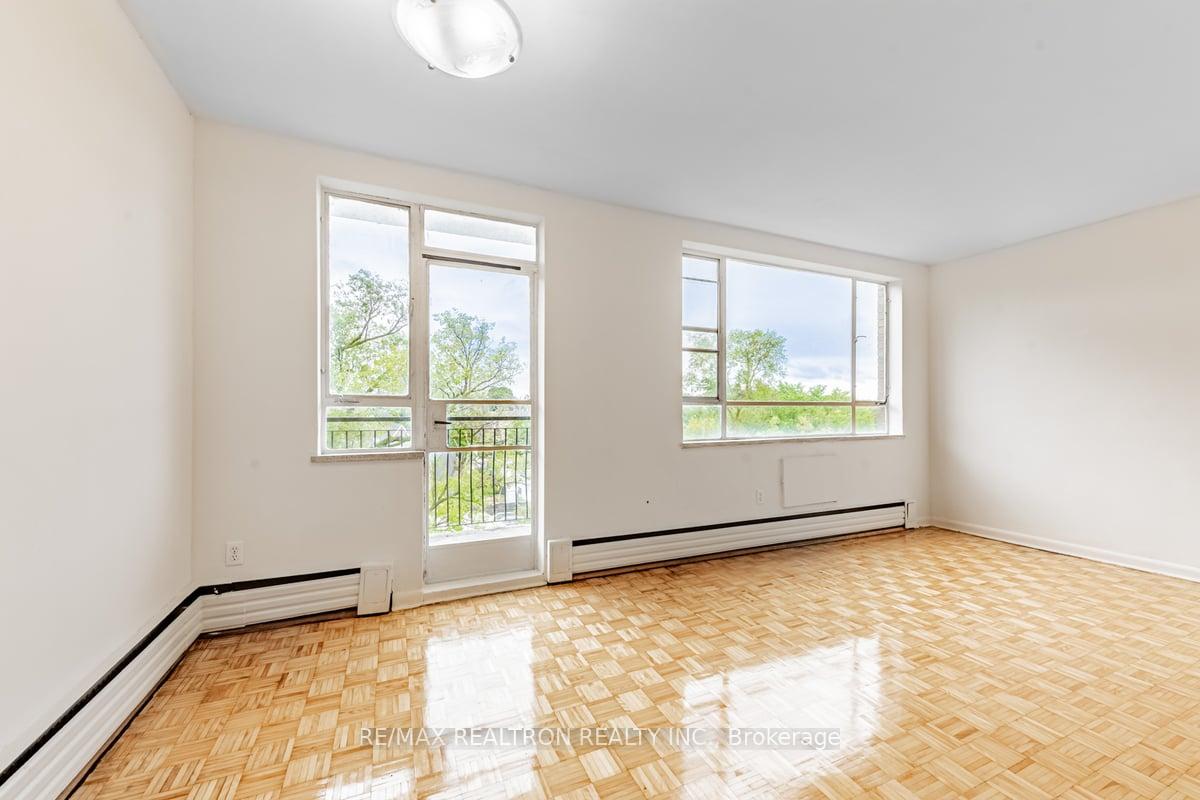 Photo 4 of Unit 210, 2895 Bathurst Street, Toronto, Bedford Park-Nortown — HOMEH
