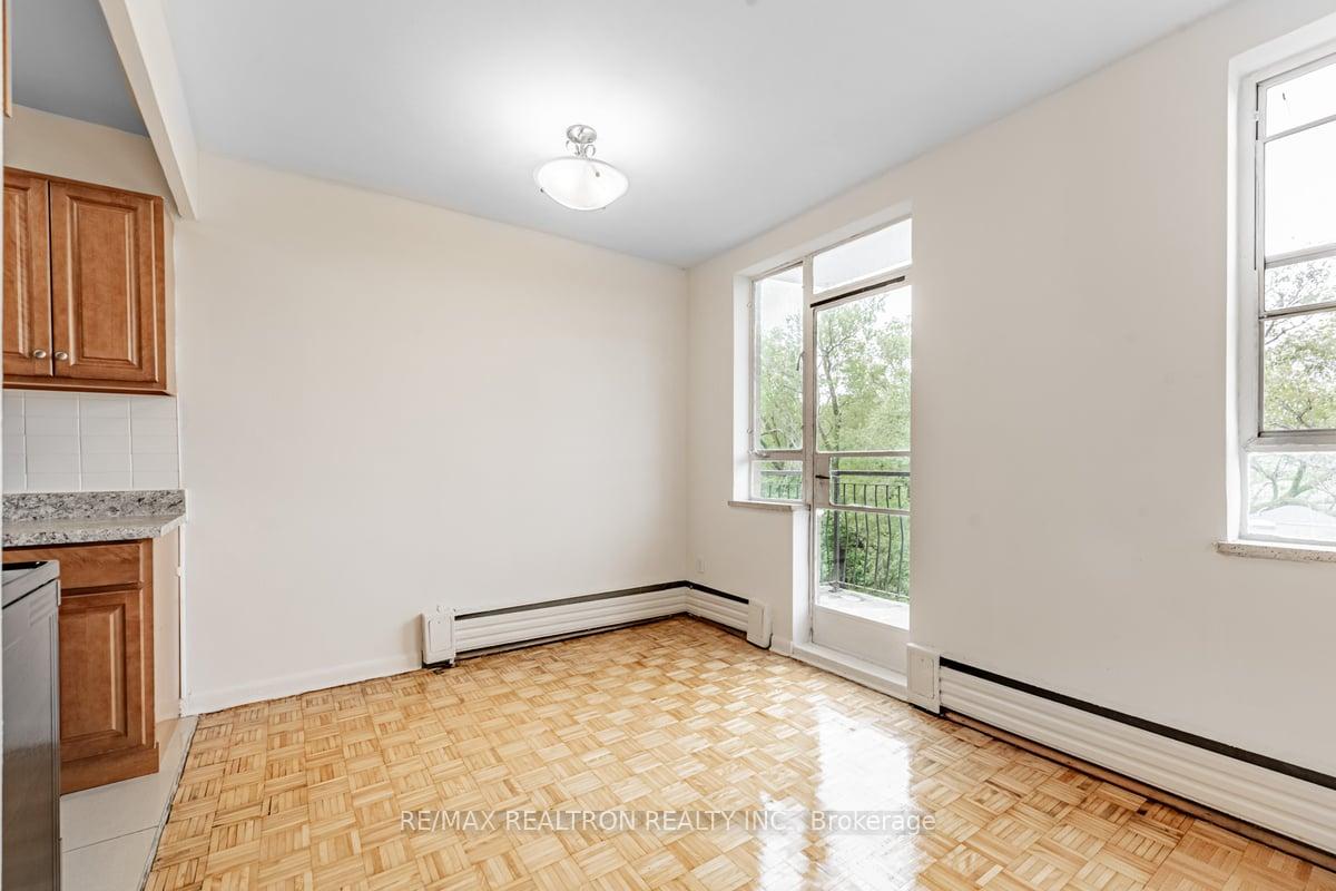 Photo 10 of Unit 210, 2895 Bathurst Street, Toronto, Bedford Park-Nortown — HOMEH