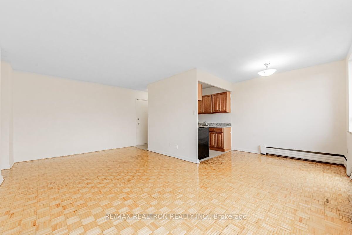 Photo 6 of Unit 210, 2895 Bathurst Street, Toronto, Bedford Park-Nortown — HOMEH