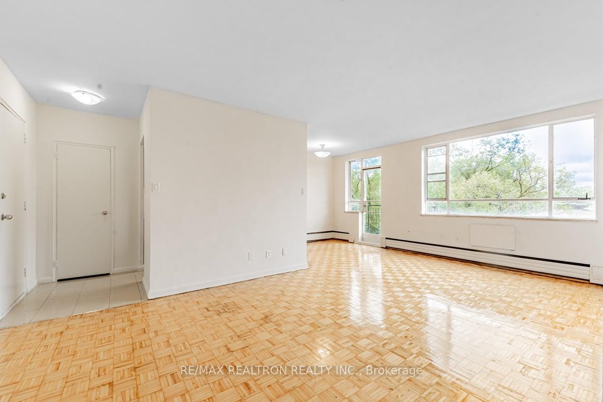 Photo 7 of Unit 210, 2895 Bathurst Street, Toronto, Bedford Park-Nortown — HOMEH