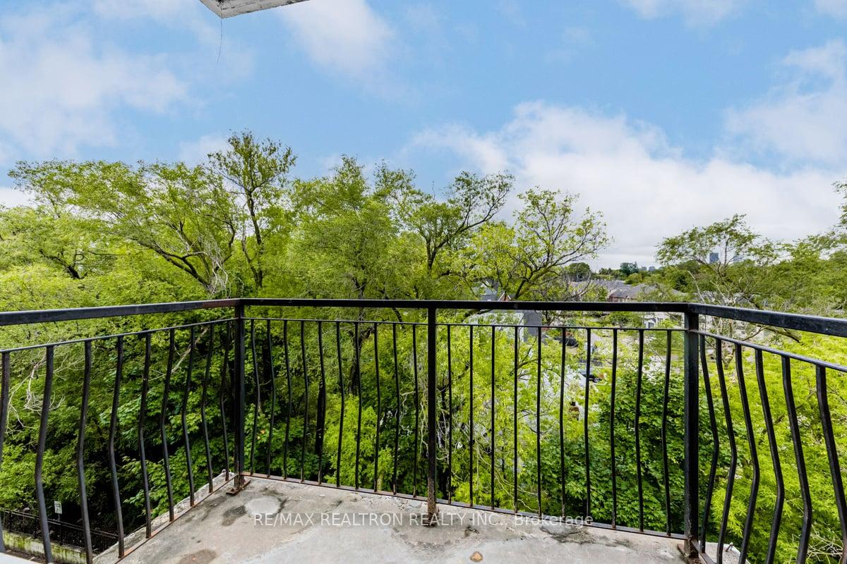 Photo 11 of Unit 210, 2895 Bathurst Street, Toronto, Bedford Park-Nortown — HOMEH