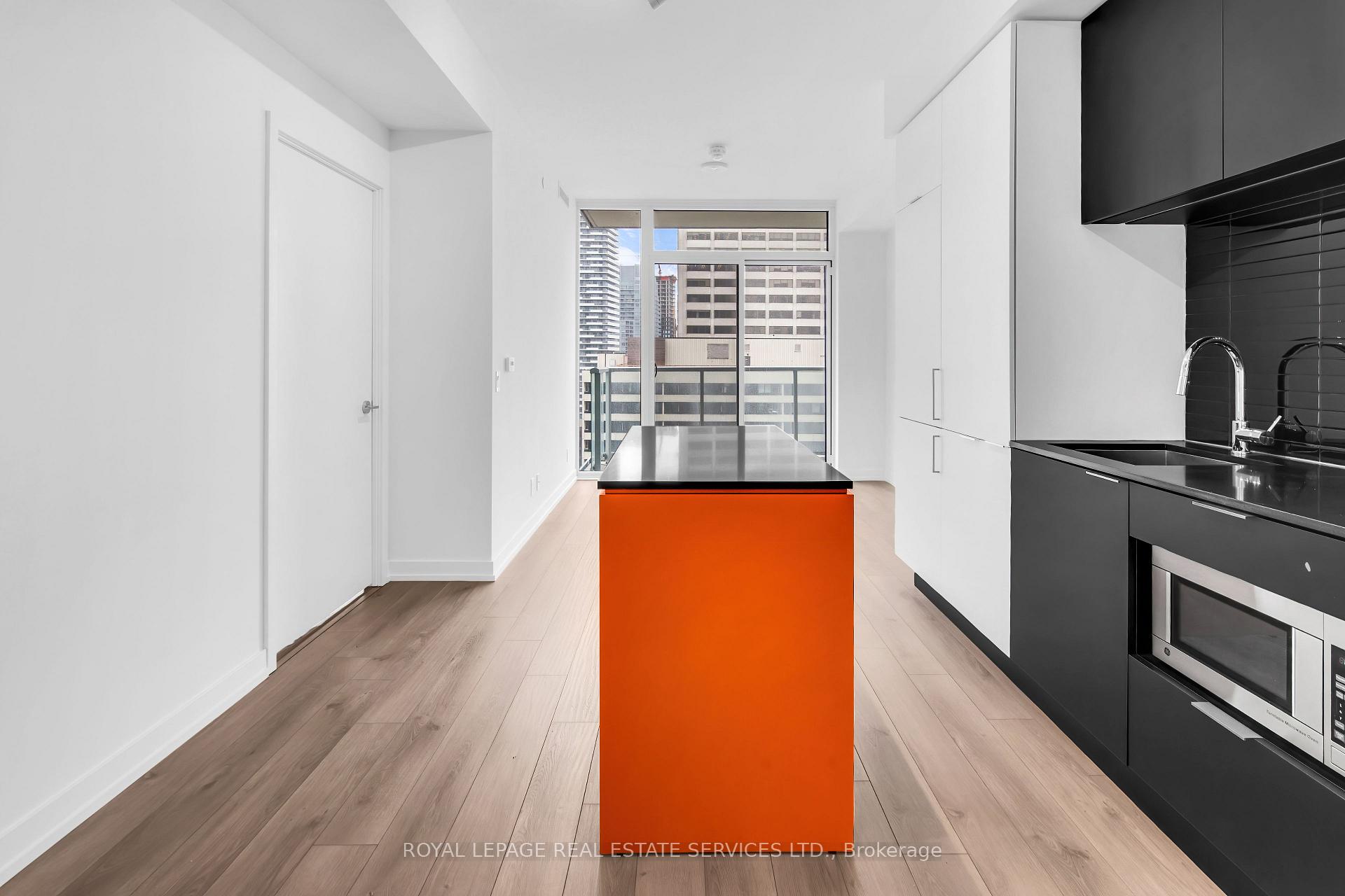 Photo 3 of Unit 1507, 33 Helendale Avenue, Toronto, Yonge-Eglinton — HOMEH