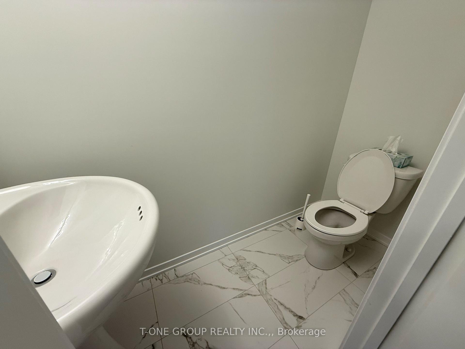 Photo 4 of Unit 352, 100 Honeycrisp Crescent, Vaughan, Vaughan Corporate Centre — HOMEH