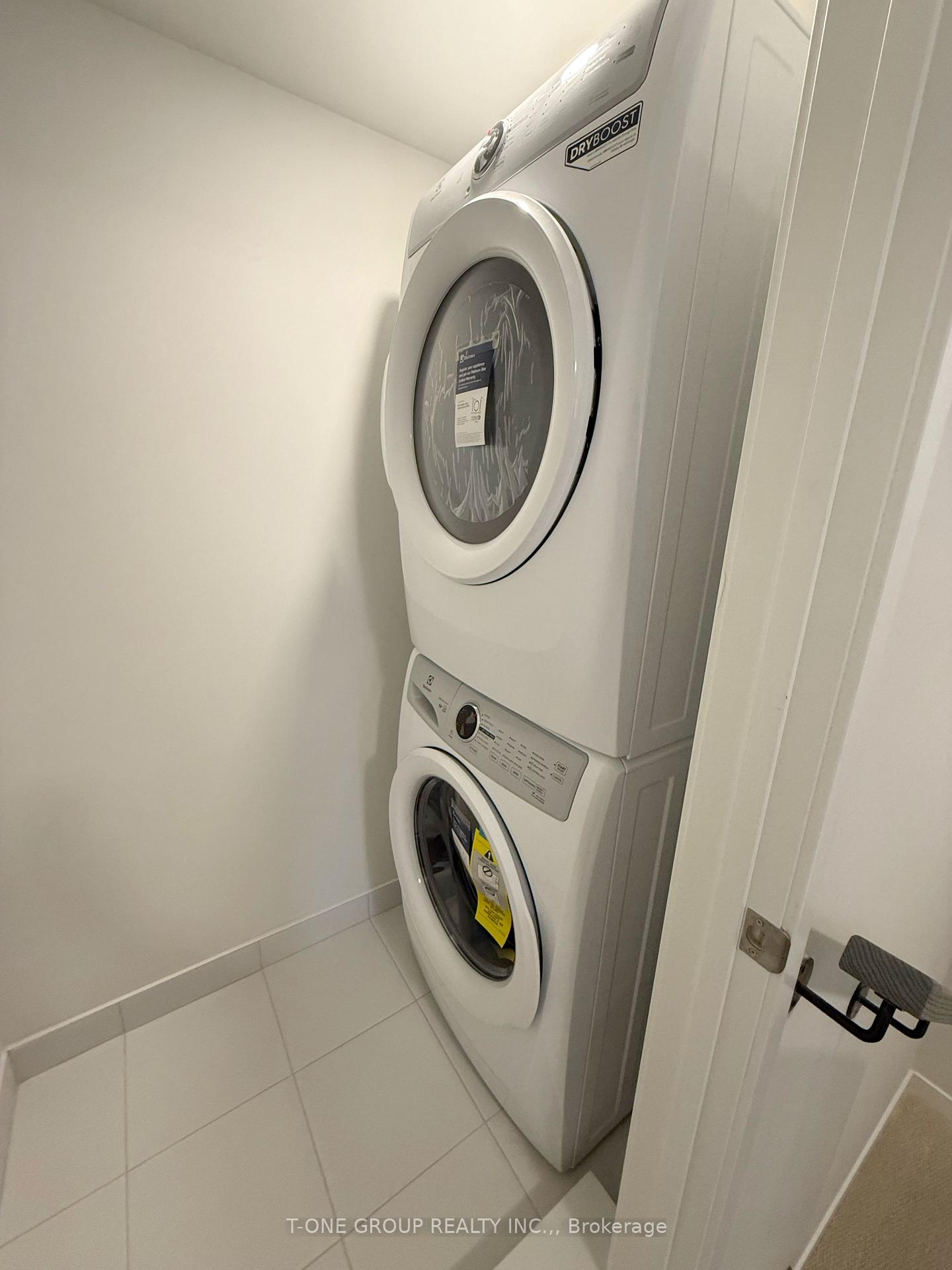 Photo 7 of Unit 352, 100 Honeycrisp Crescent, Vaughan, Vaughan Corporate Centre — HOMEH