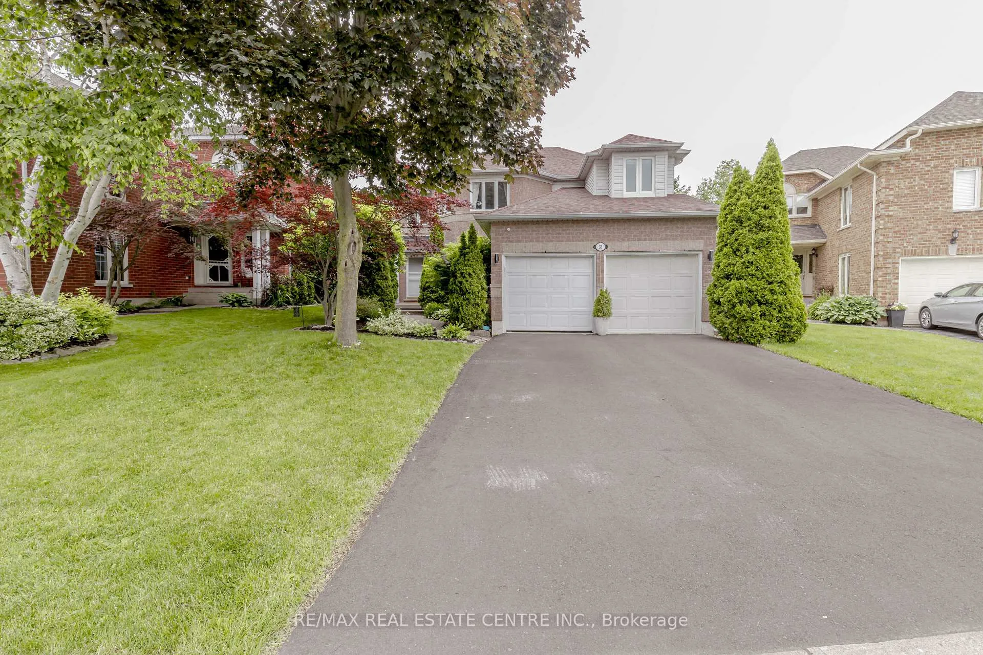 Front of 33 Strathroy Crescent
