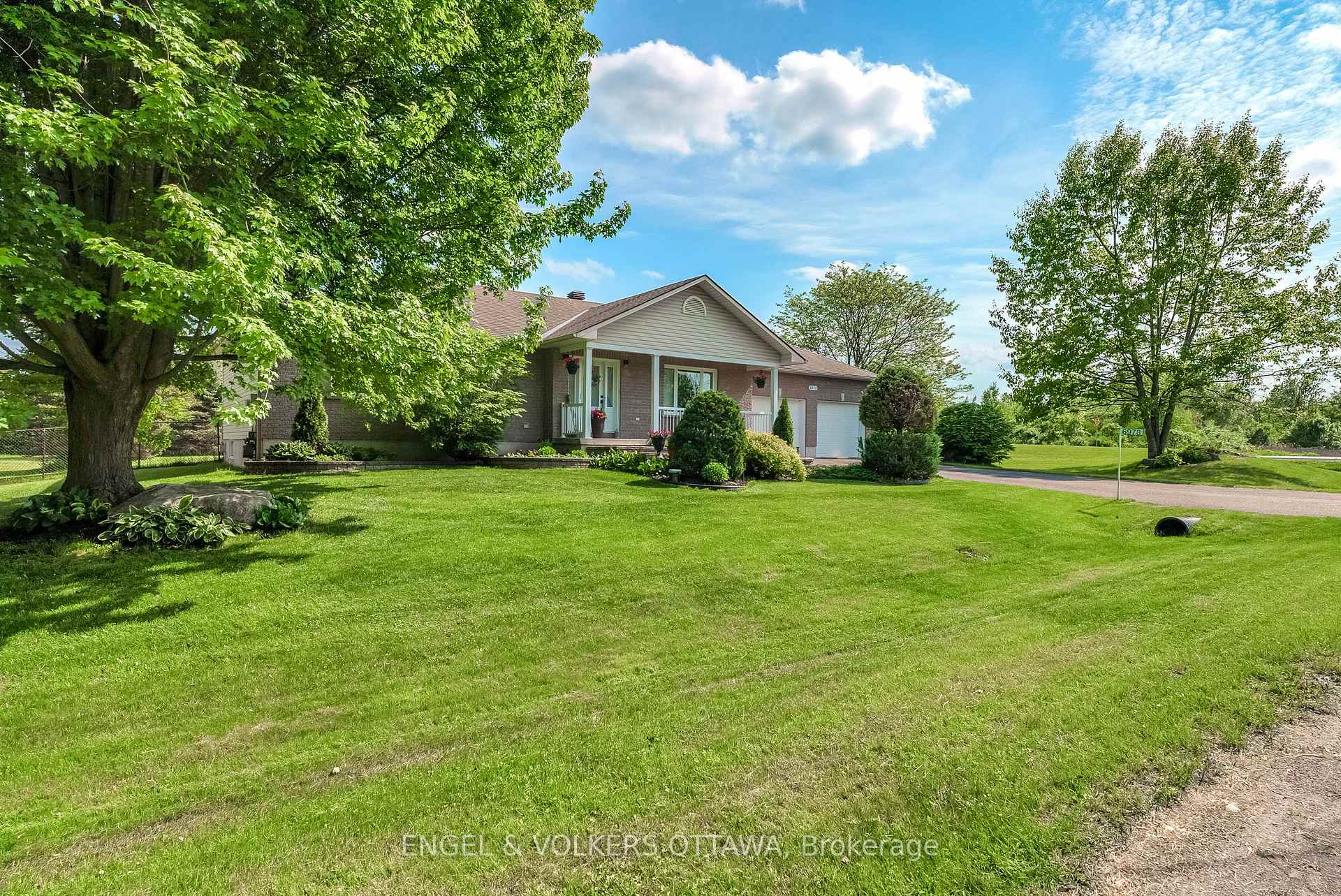 Photo 2 of 6978 Aldergrove Way, Ottawa, Greely — HOMEH