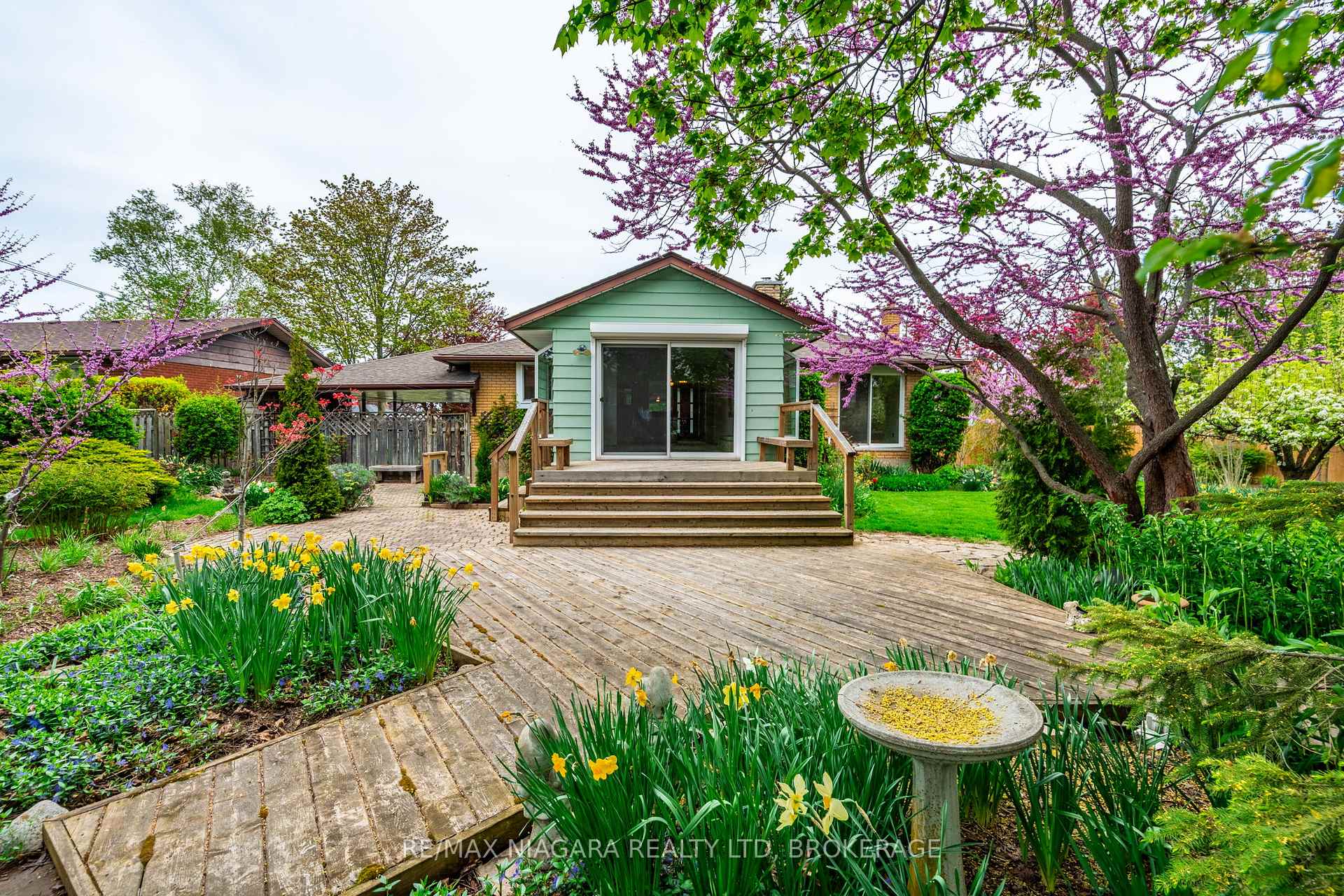 Photo 2 of 5 Almond Gardens, Grimsby, Grimsby Beach — HOMEH