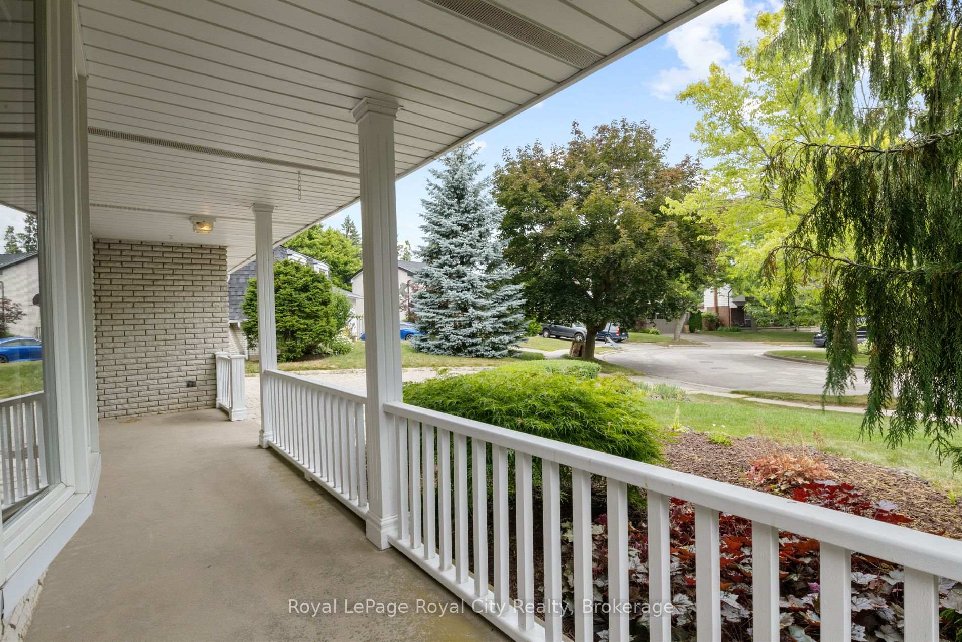Photo 5 of 10 Eton Place, Guelph, Riverside Park — HOMEH