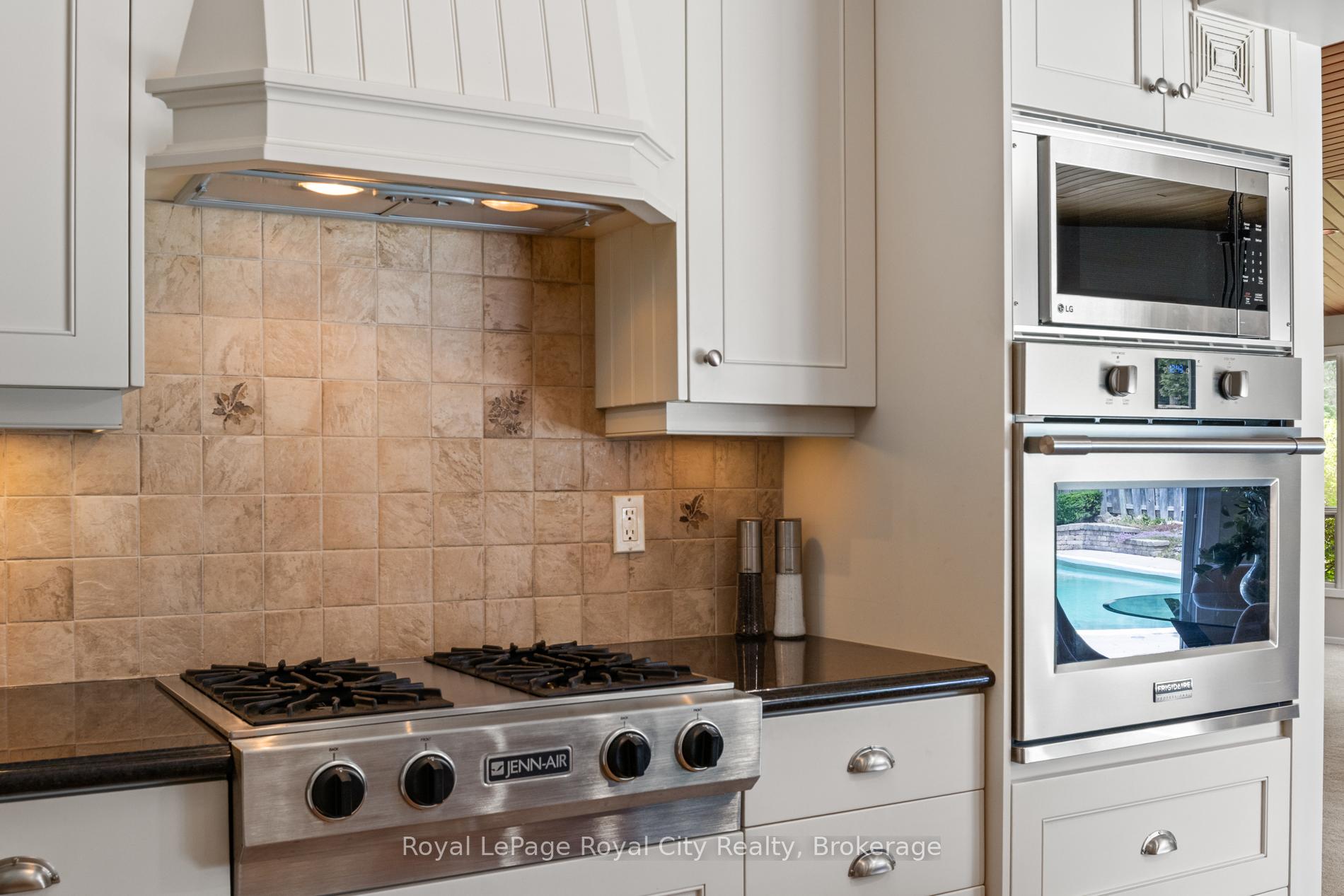 Photo 12 of 10 Eton Place, Guelph, Riverside Park — HOMEH