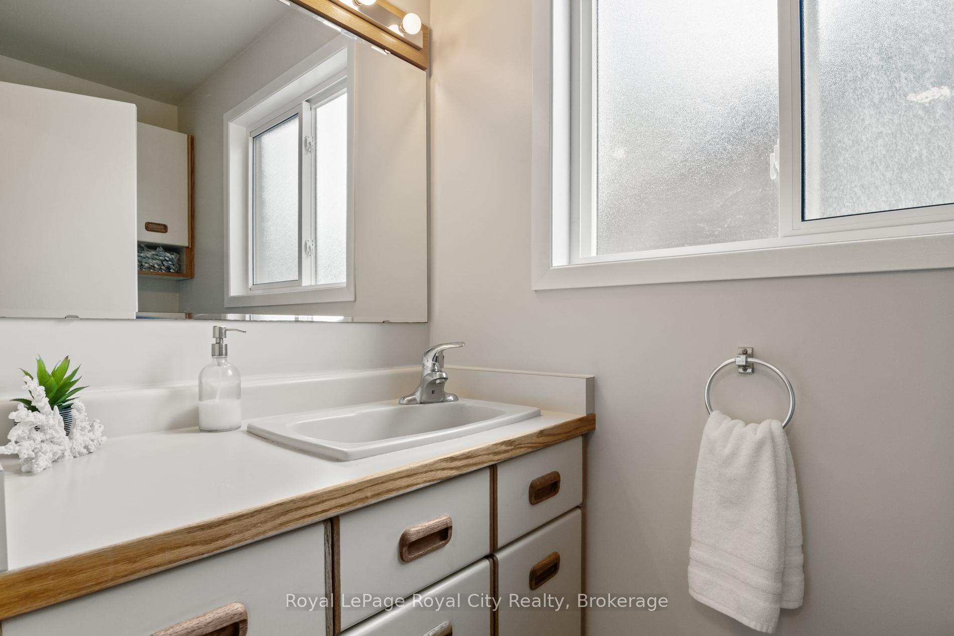 Photo 22 of 10 Eton Place, Guelph, Riverside Park — HOMEH