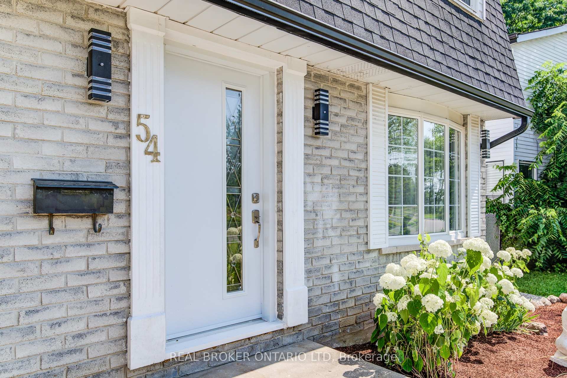 Photo 3 of 54 Yewholme Drive, Guelph, Kortright West — HOMEH