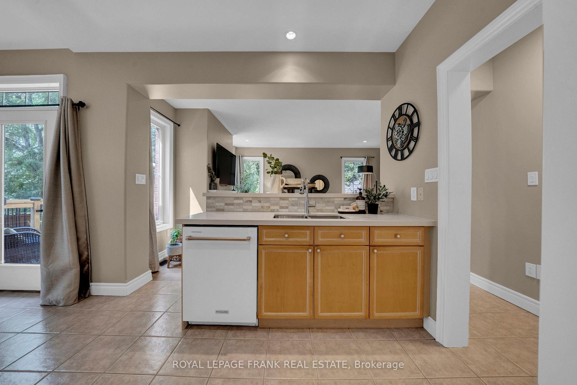 Photo 10 of 22 Osgoode Gate, Clarington, Courtice — HOMEH