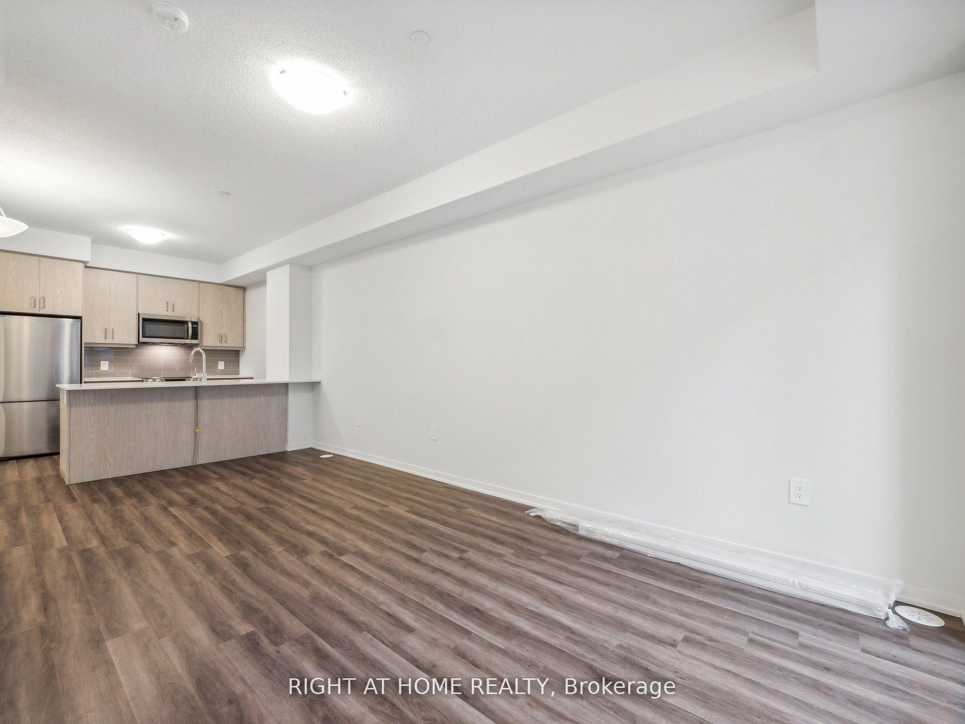 Photo 4 of Unit 105, 39 Honeycrisp Crescent, Vaughan, Vaughan Corporate Centre — HOMEH