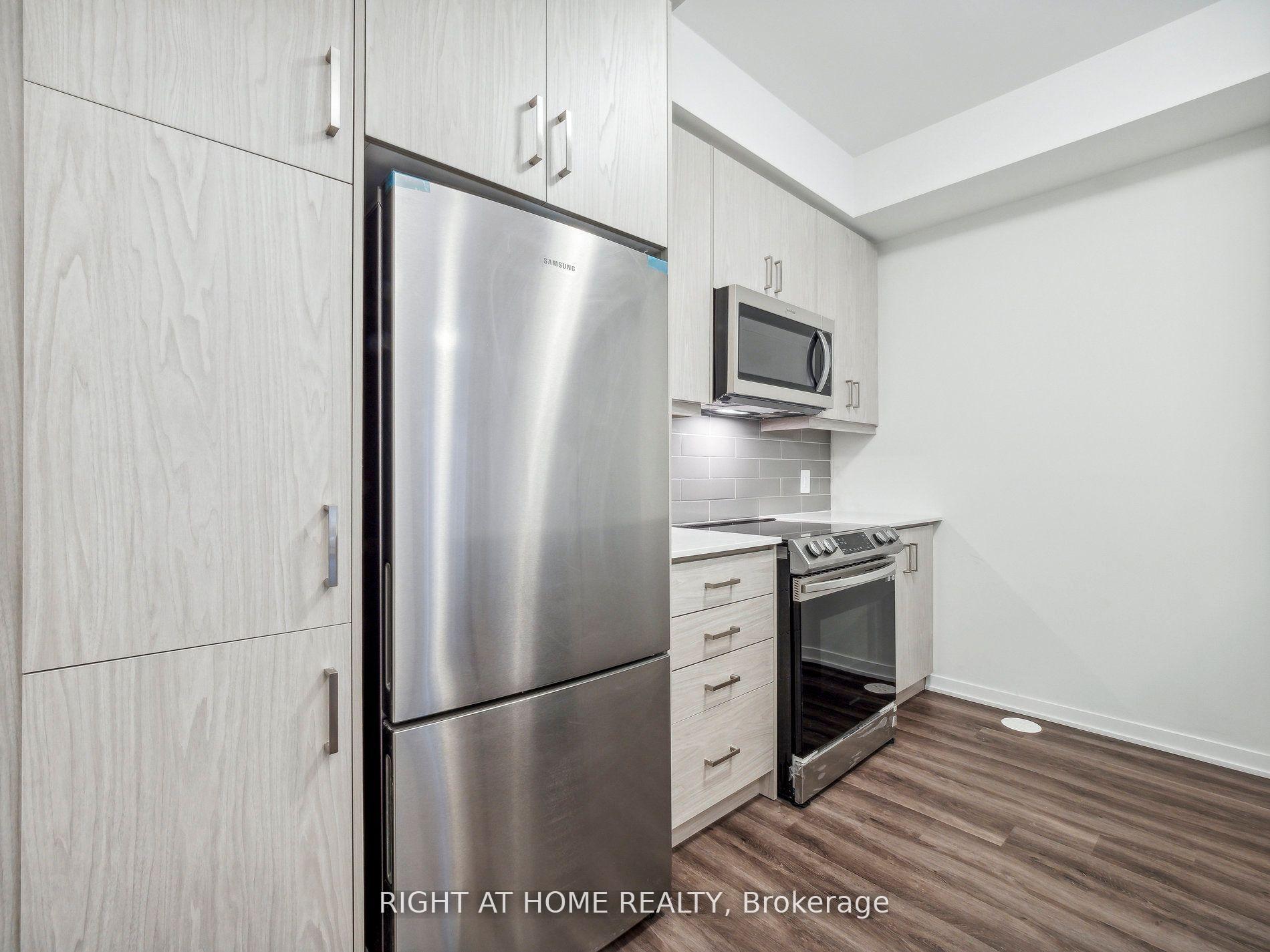 Photo 5 of Unit 105, 39 Honeycrisp Crescent, Vaughan, Vaughan Corporate Centre — HOMEH