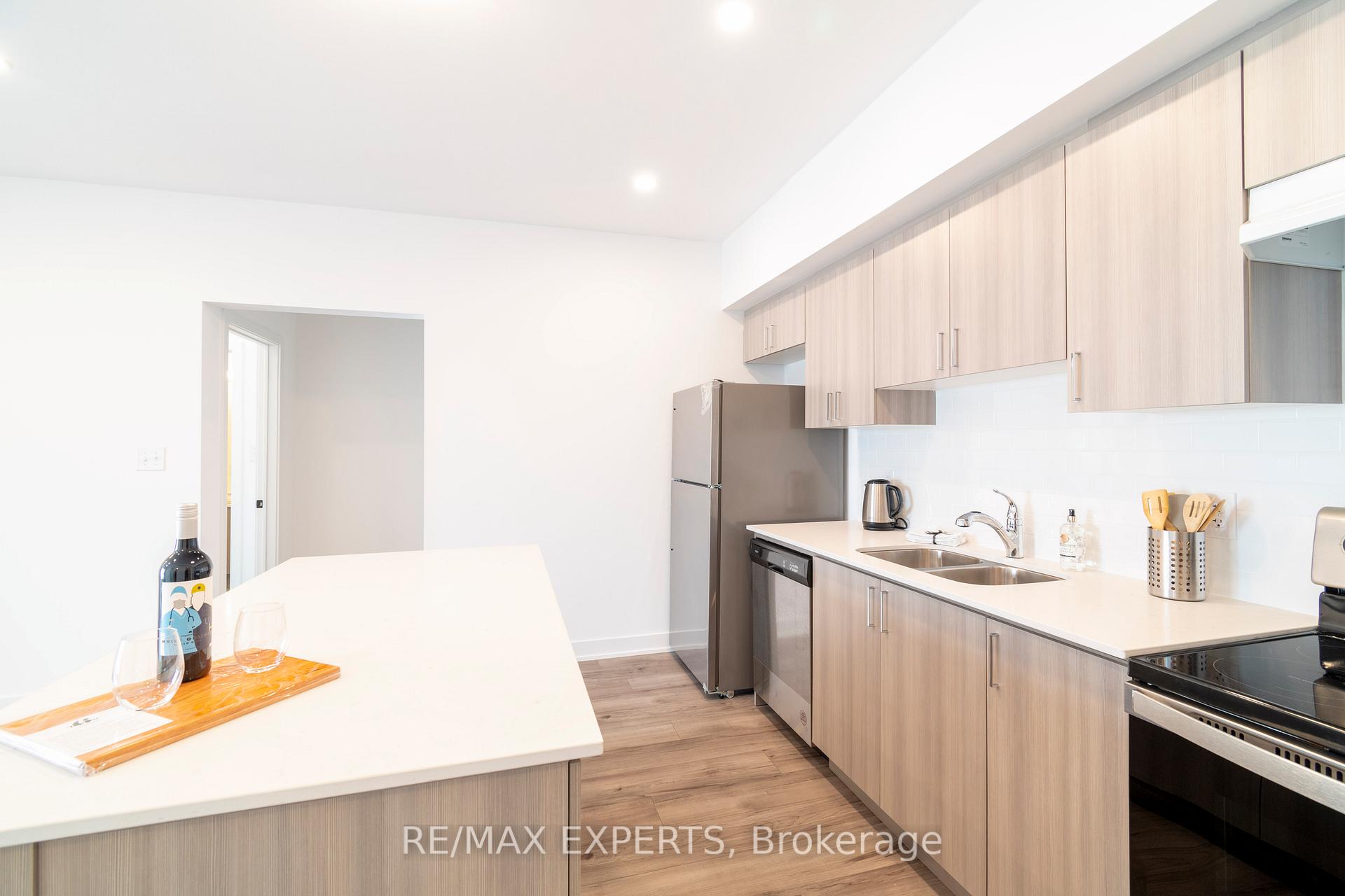 Photo 3 of Unit 410, 4 Spice Way, Barrie, Rural Barrie Southeast — HOMEH