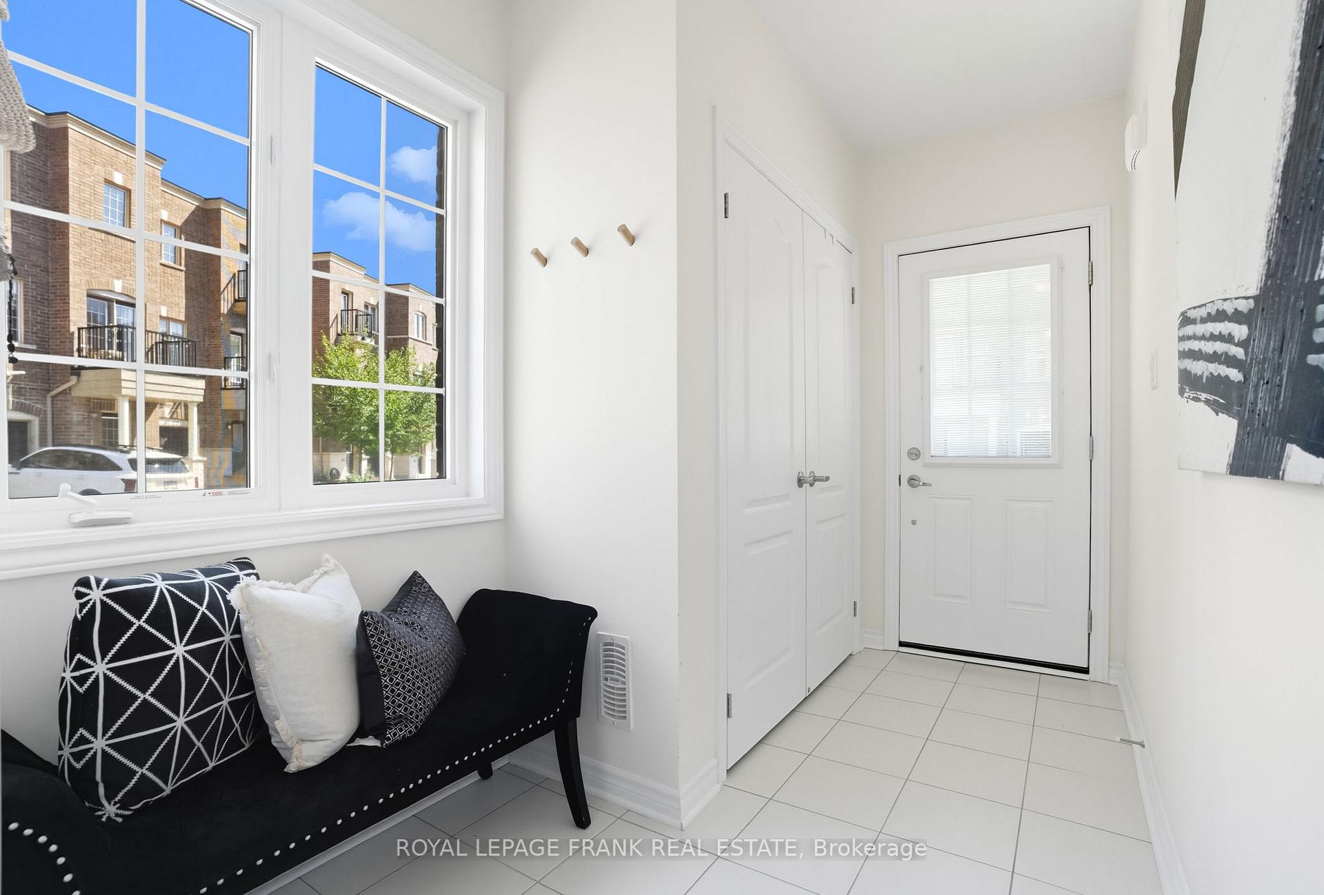Photo 3 of 26 Ferris Square, Clarington, Courtice — HOMEH