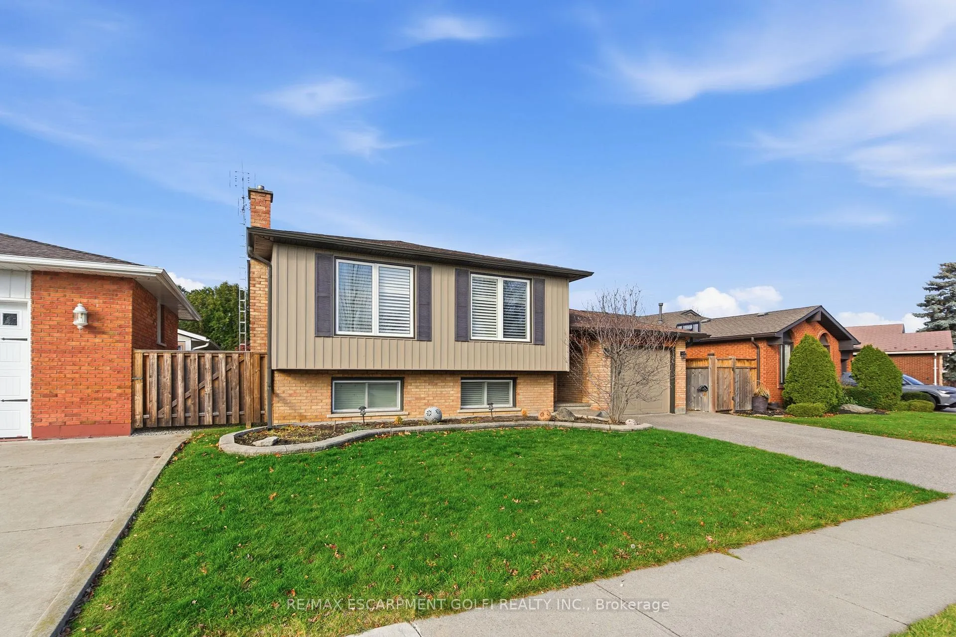 Photo 2 of 71 Allanbrook Street, Hamilton, Stoney Creek Mountain — HOMEH