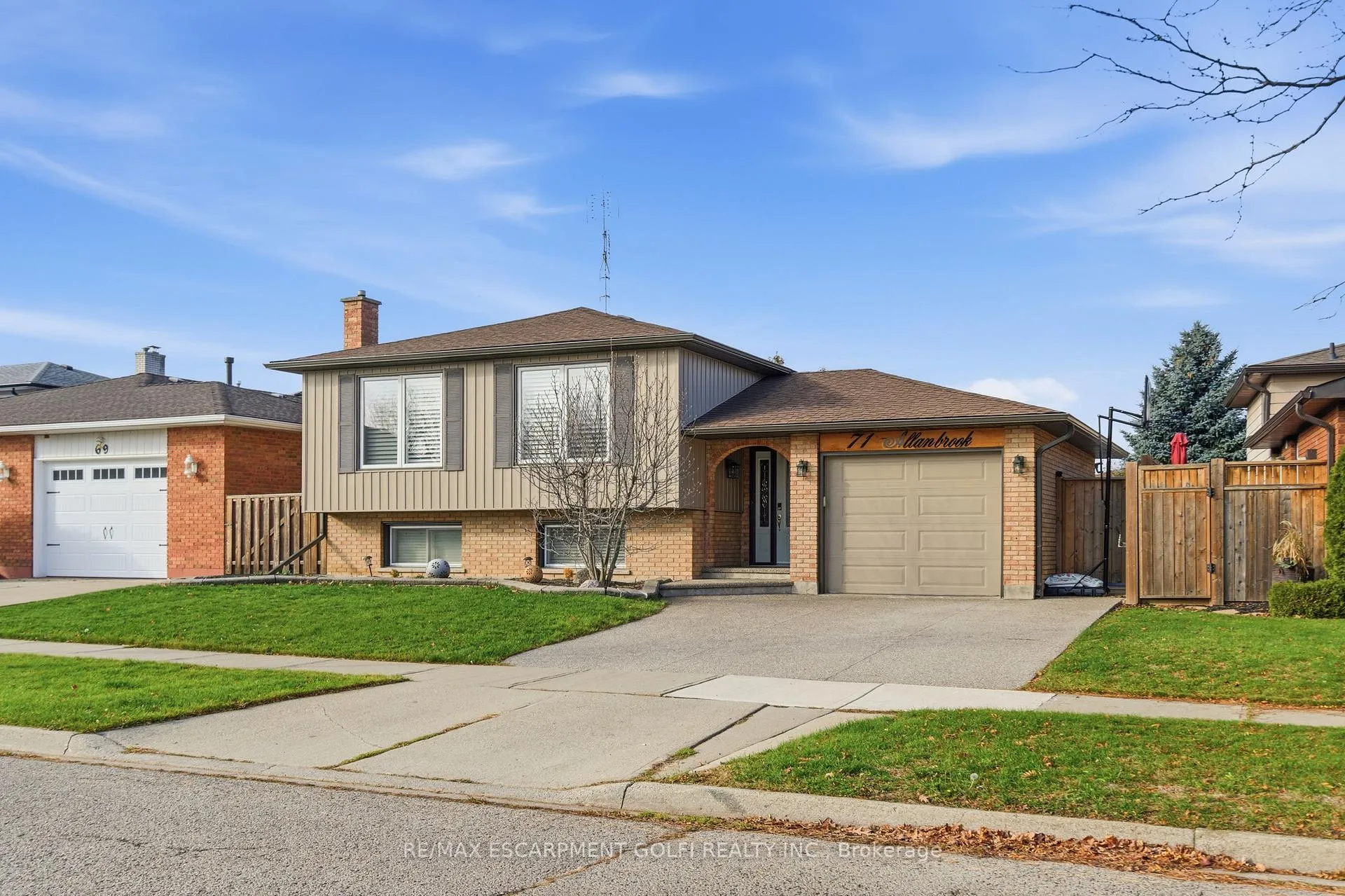 Photo 3 of 71 Allanbrook Street, Hamilton, Stoney Creek Mountain — HOMEH