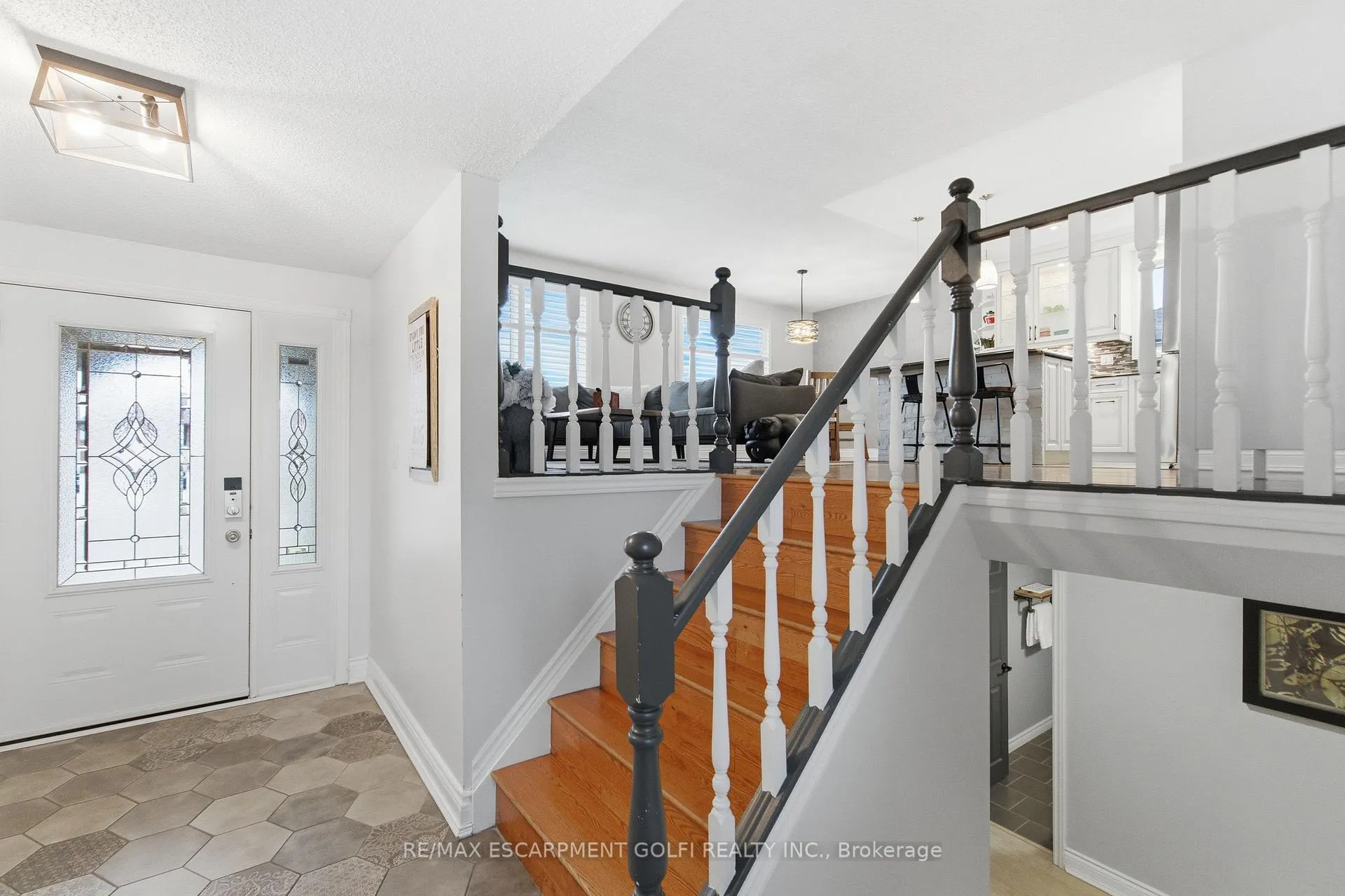 Photo 4 of 71 Allanbrook Street, Hamilton, Stoney Creek Mountain — HOMEH