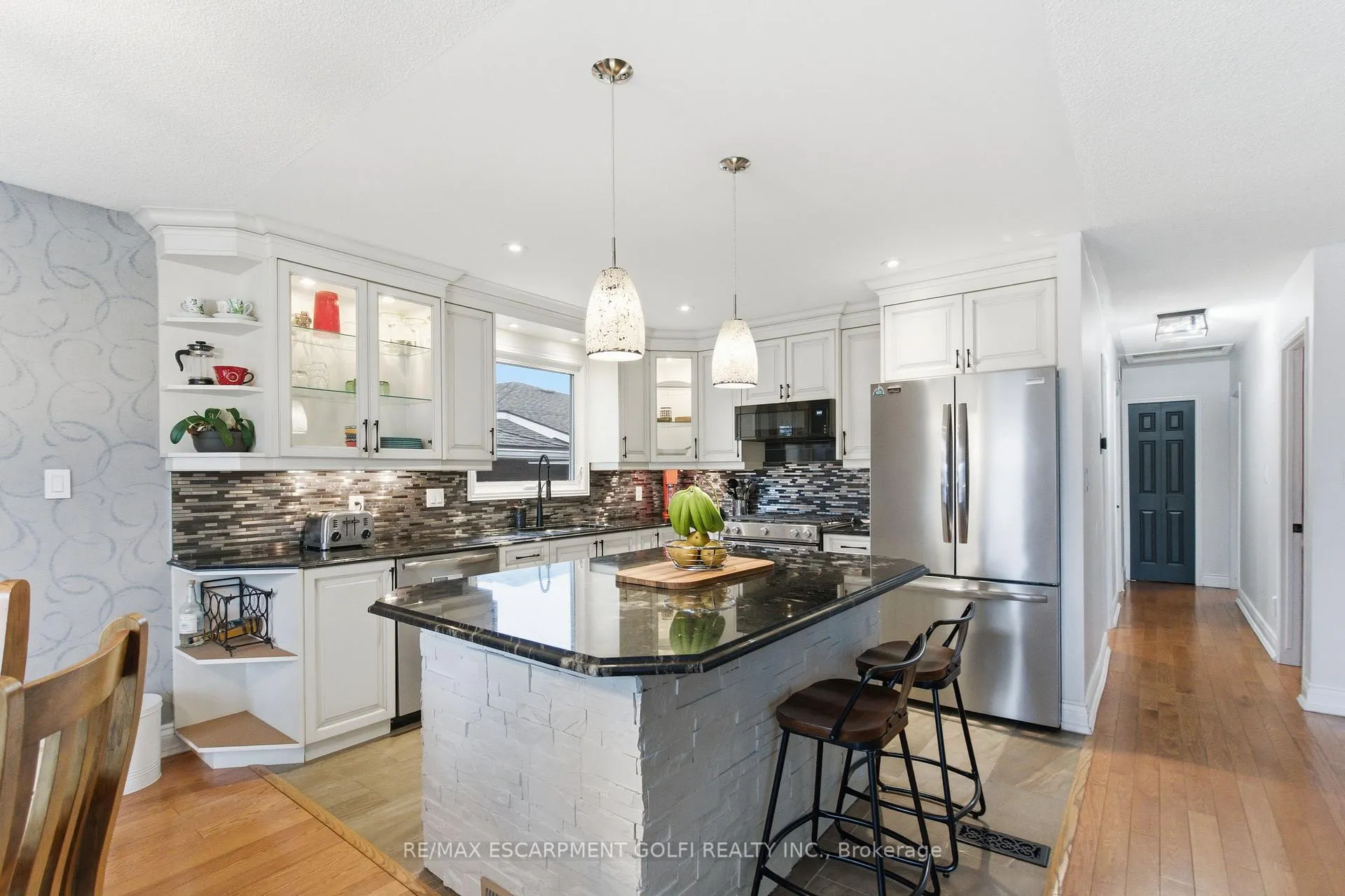 Photo 10 of 71 Allanbrook Street, Hamilton, Stoney Creek Mountain — HOMEH