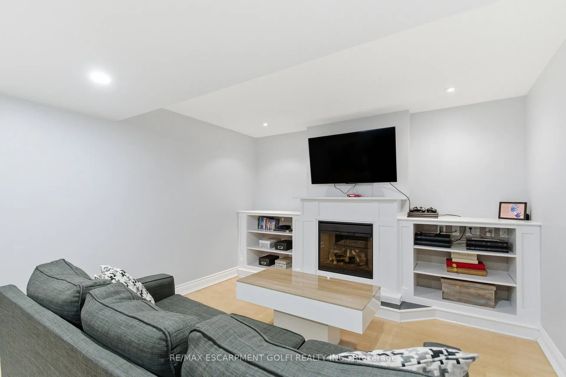 Photo 23 of 71 Allanbrook Street, Hamilton, Stoney Creek Mountain — HOMEH