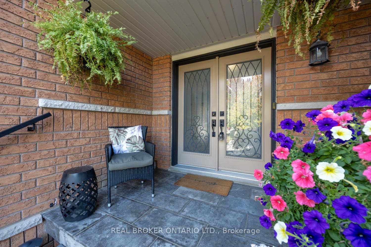 Photo 5 of 18 Nicks Street, Clarington, Bowmanville — HOMEH
