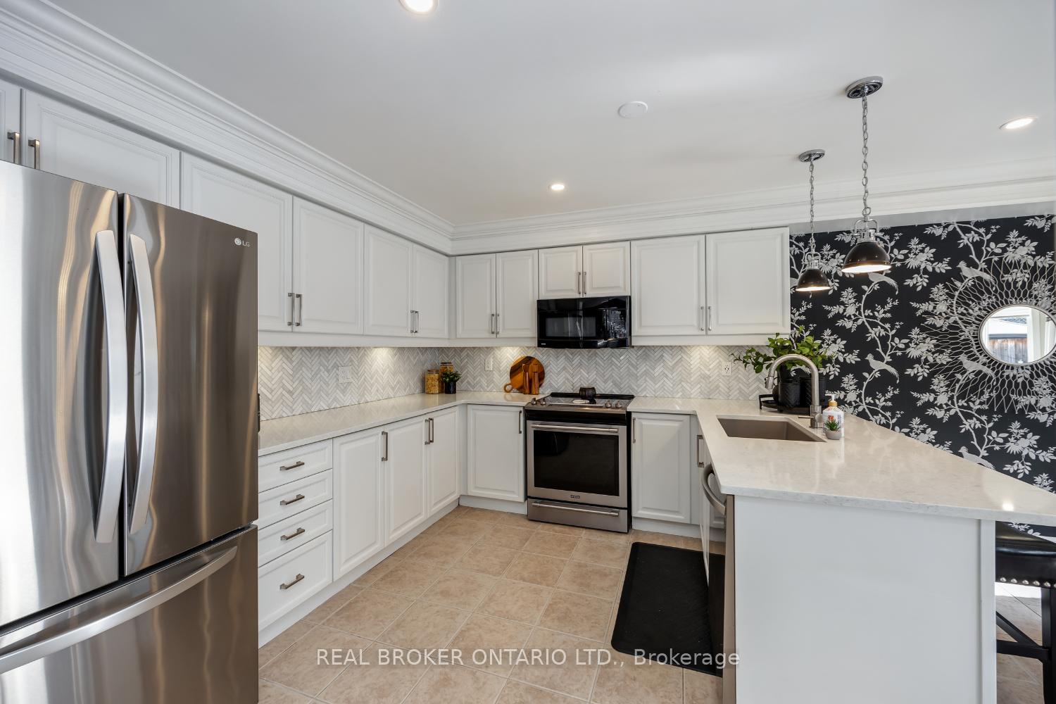 Photo 10 of 18 Nicks Street, Clarington, Bowmanville — HOMEH