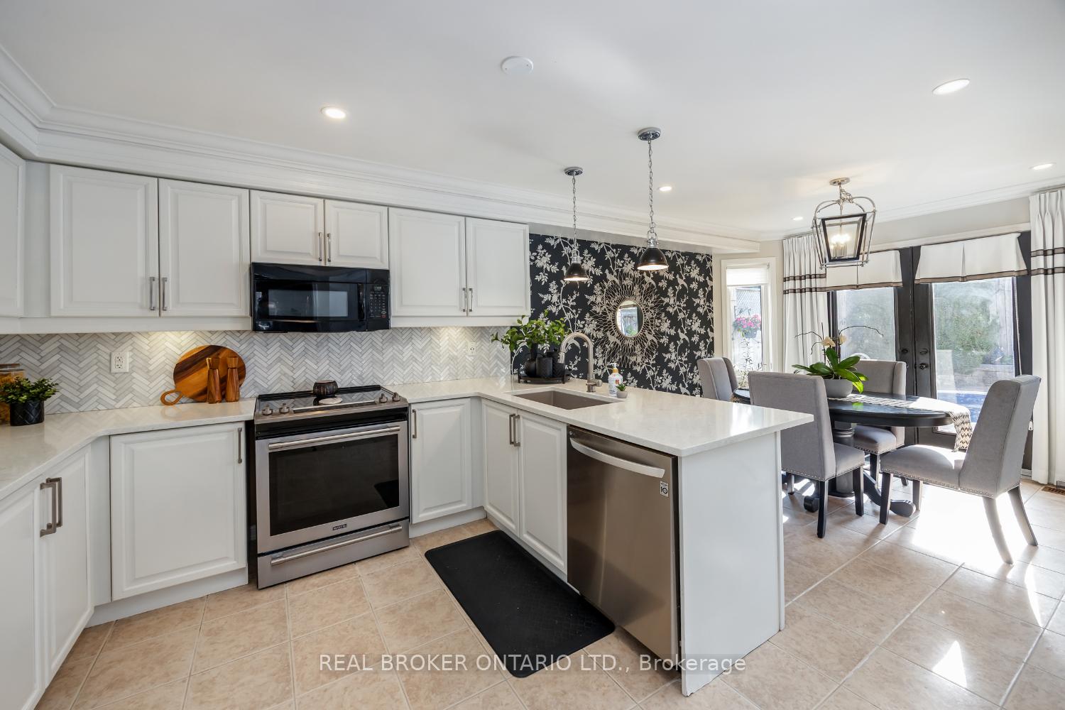 Photo 11 of 18 Nicks Street, Clarington, Bowmanville — HOMEH