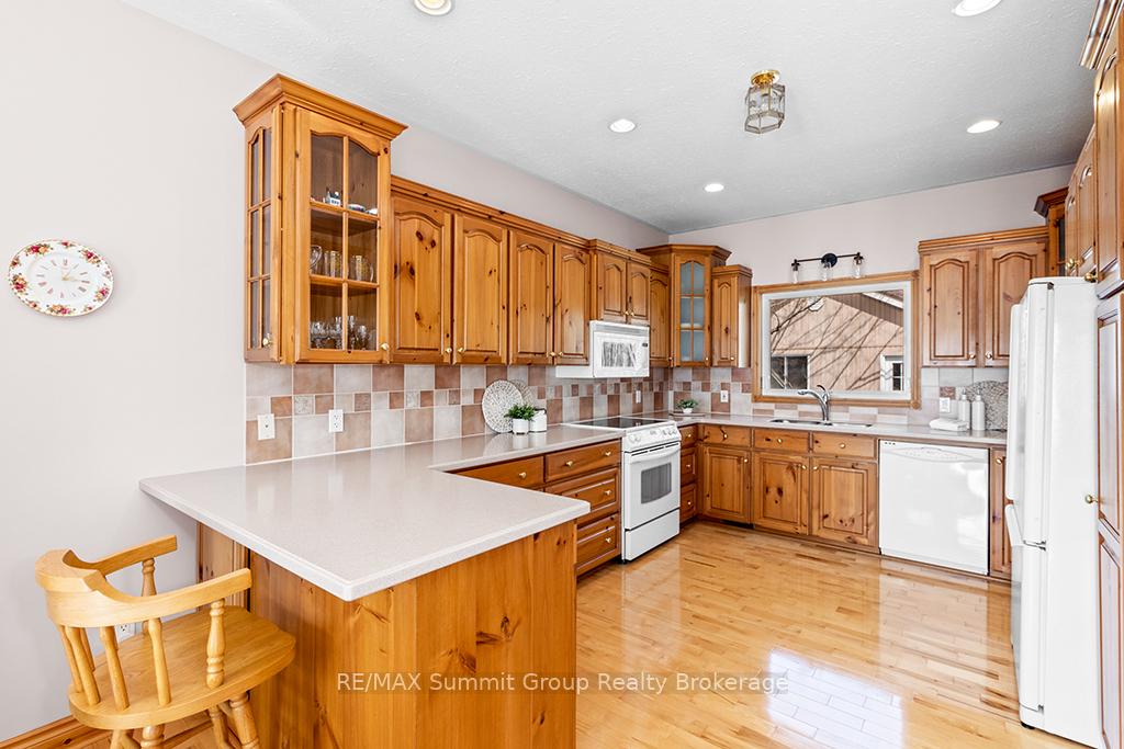Photo 10 of 142 Lakeshore Boulevard, Grey Highlands — HOMEH