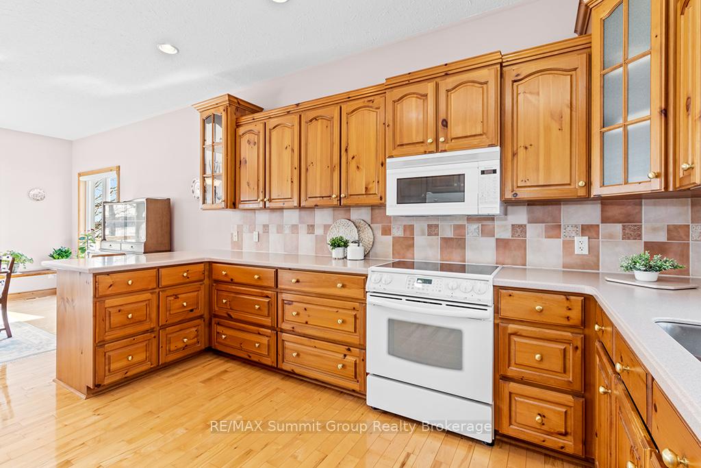Photo 11 of 142 Lakeshore Boulevard, Grey Highlands — HOMEH