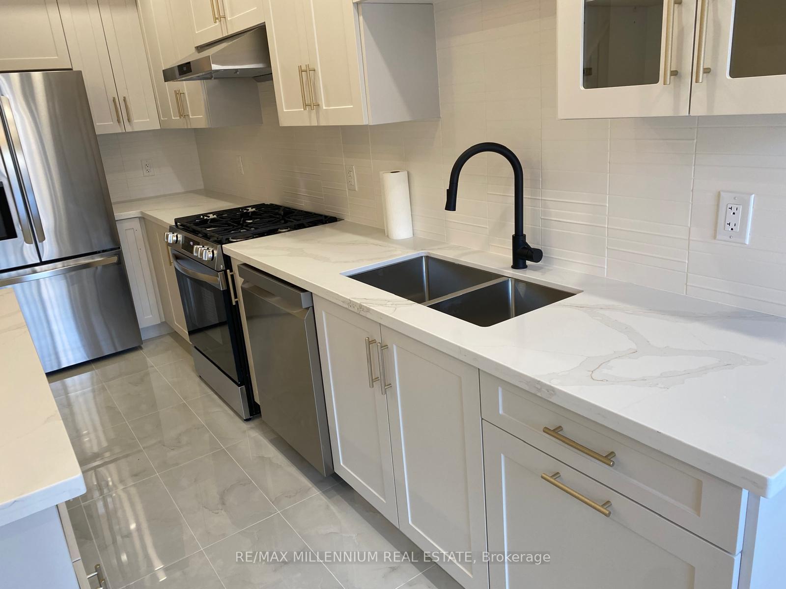 Photo 5 of 110 Stanley Street, Barrie, 400 North — HOMEH