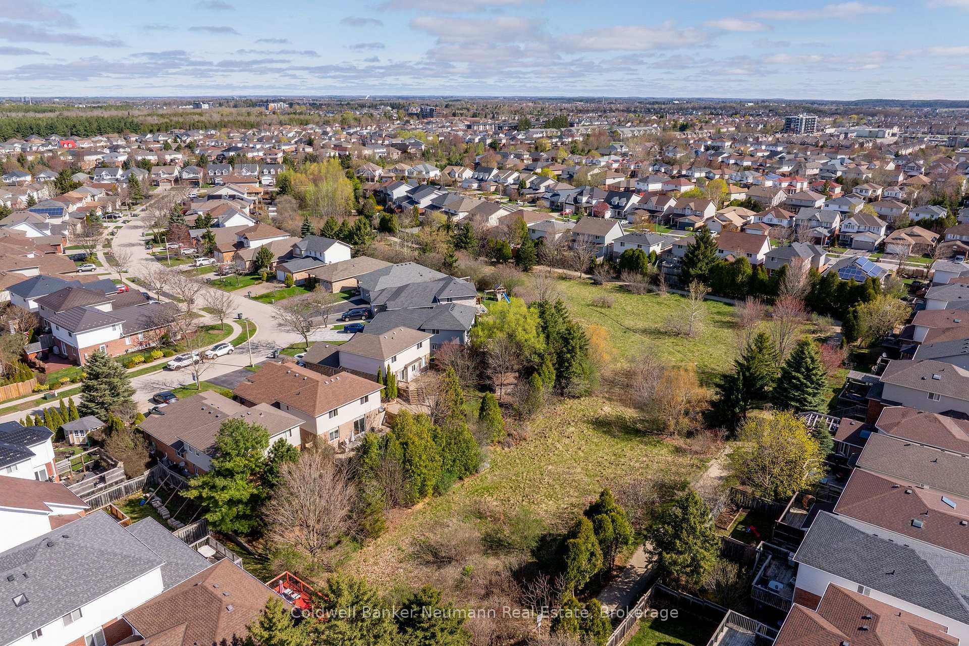 Photo 3 of 38 Carroll Crescent, Guelph, Clairfields/Hanlon Business Park — HOMEH