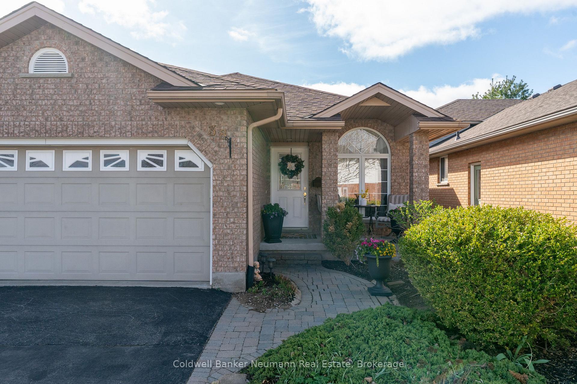 Photo 4 of 38 Carroll Crescent, Guelph, Clairfields/Hanlon Business Park — HOMEH
