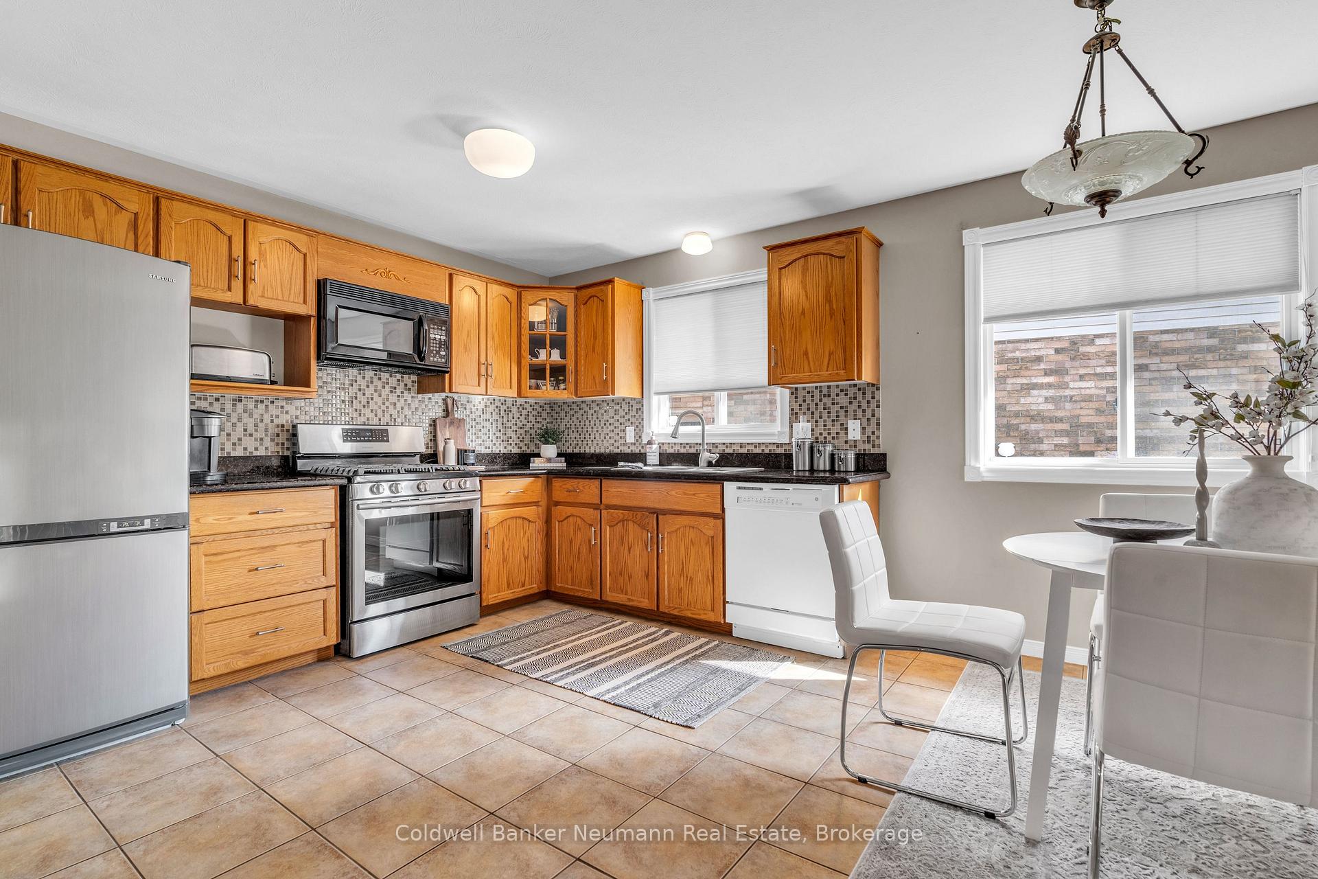 Photo 9 of 38 Carroll Crescent, Guelph, Clairfields/Hanlon Business Park — HOMEH