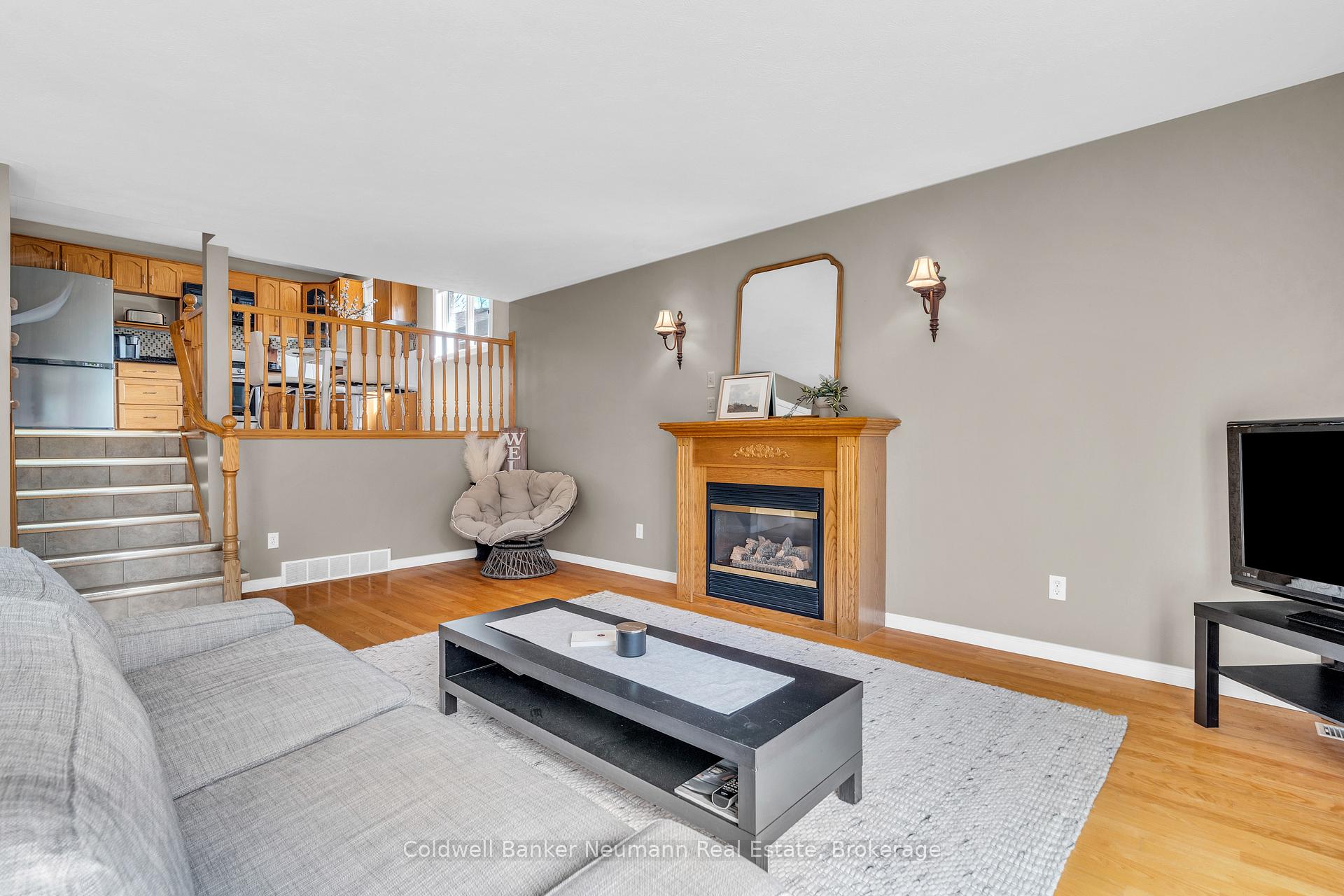 Photo 11 of 38 Carroll Crescent, Guelph, Clairfields/Hanlon Business Park — HOMEH
