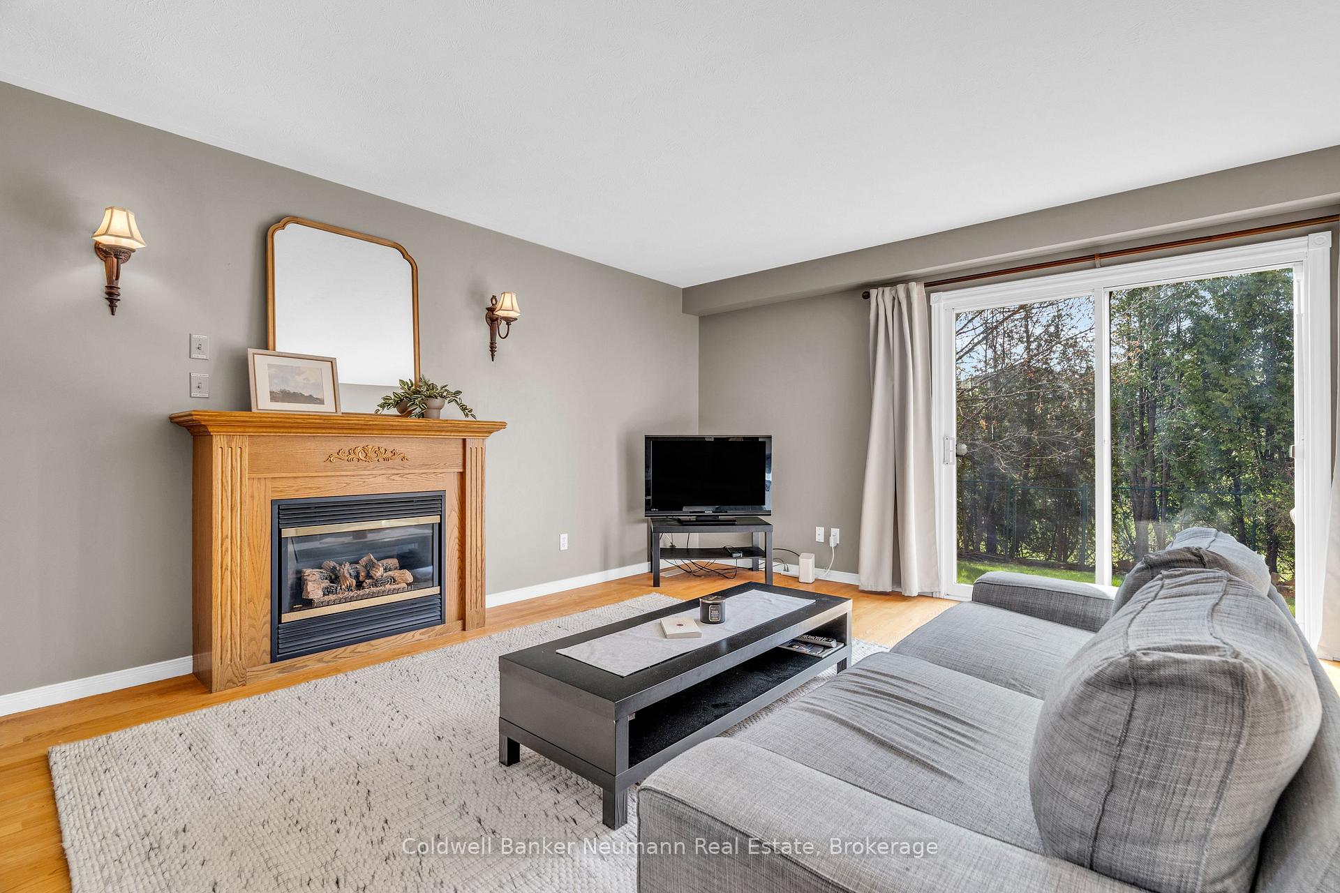 Photo 12 of 38 Carroll Crescent, Guelph, Clairfields/Hanlon Business Park — HOMEH