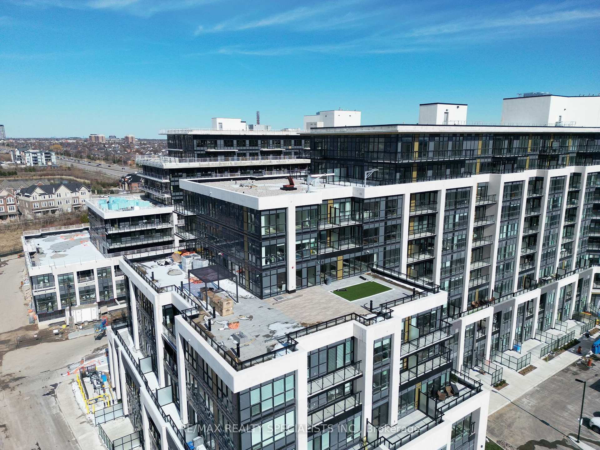 Front of Unit 808, 405 Dundas Street W