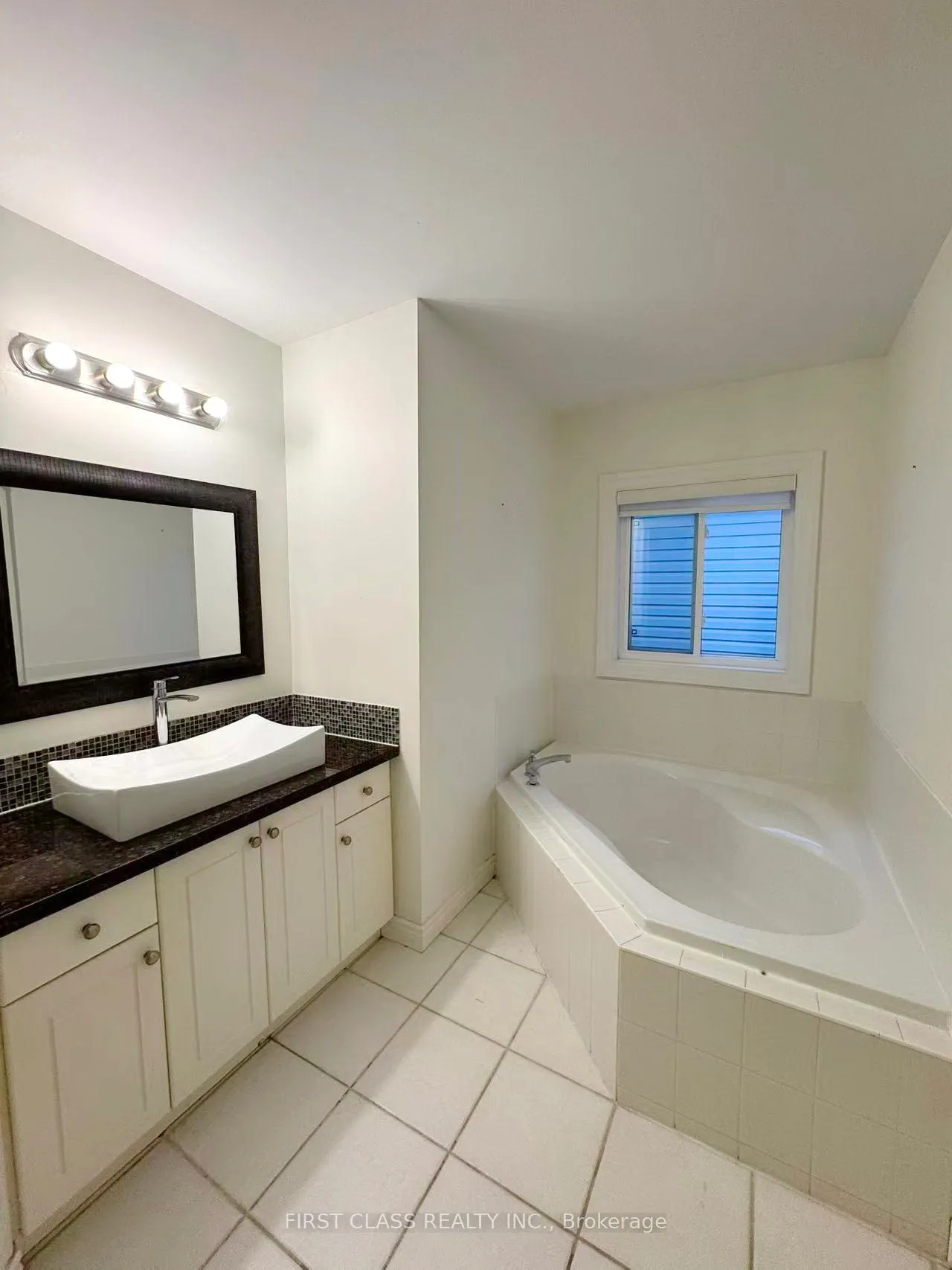 Photo 34 of 56 Moorland Crescent, Hamilton, Meadowlands — HOMEH