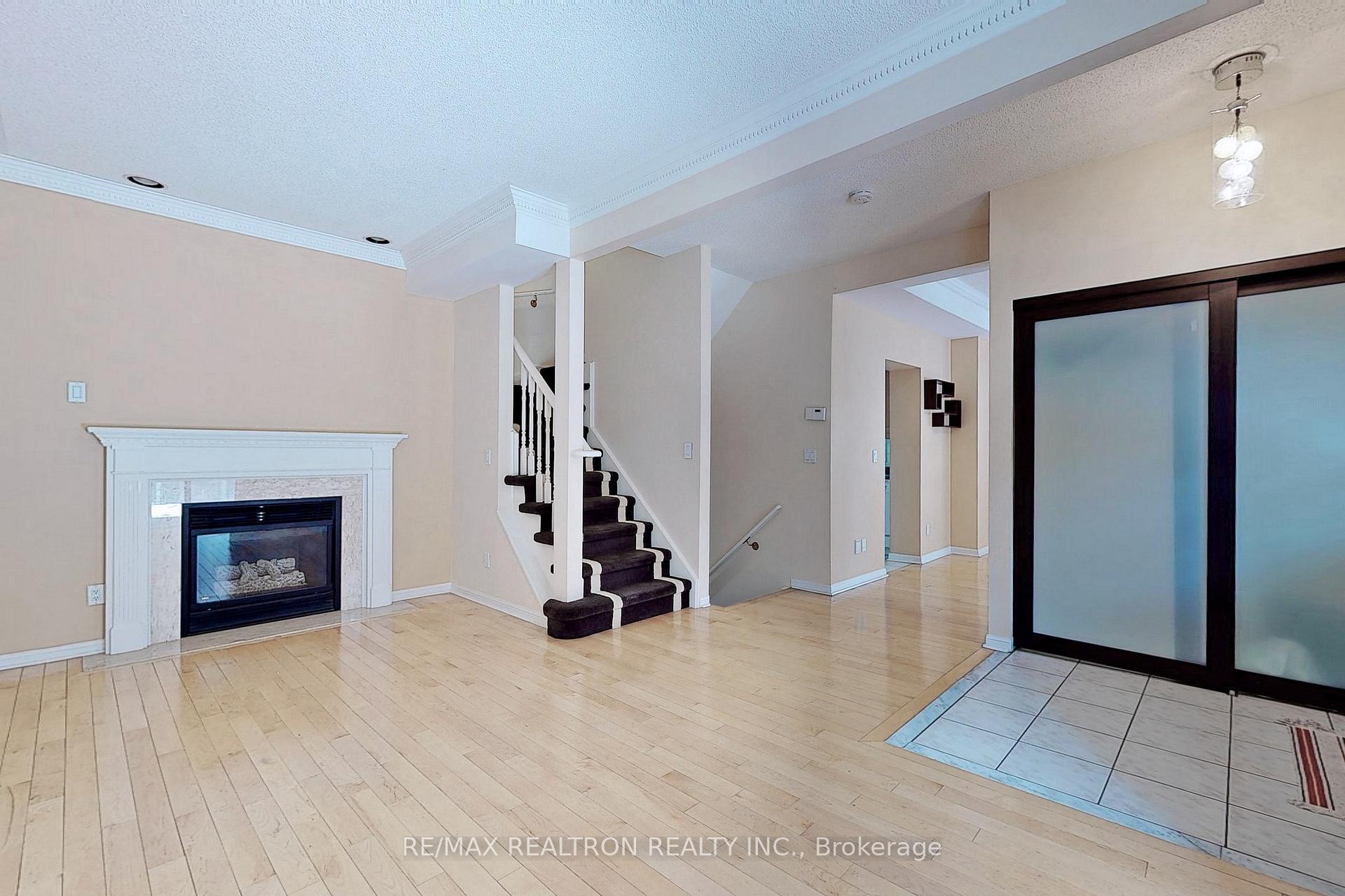 Photo 10 of Unit 7, 2 Cox Boulevard, Markham, Unionville — HOMEH