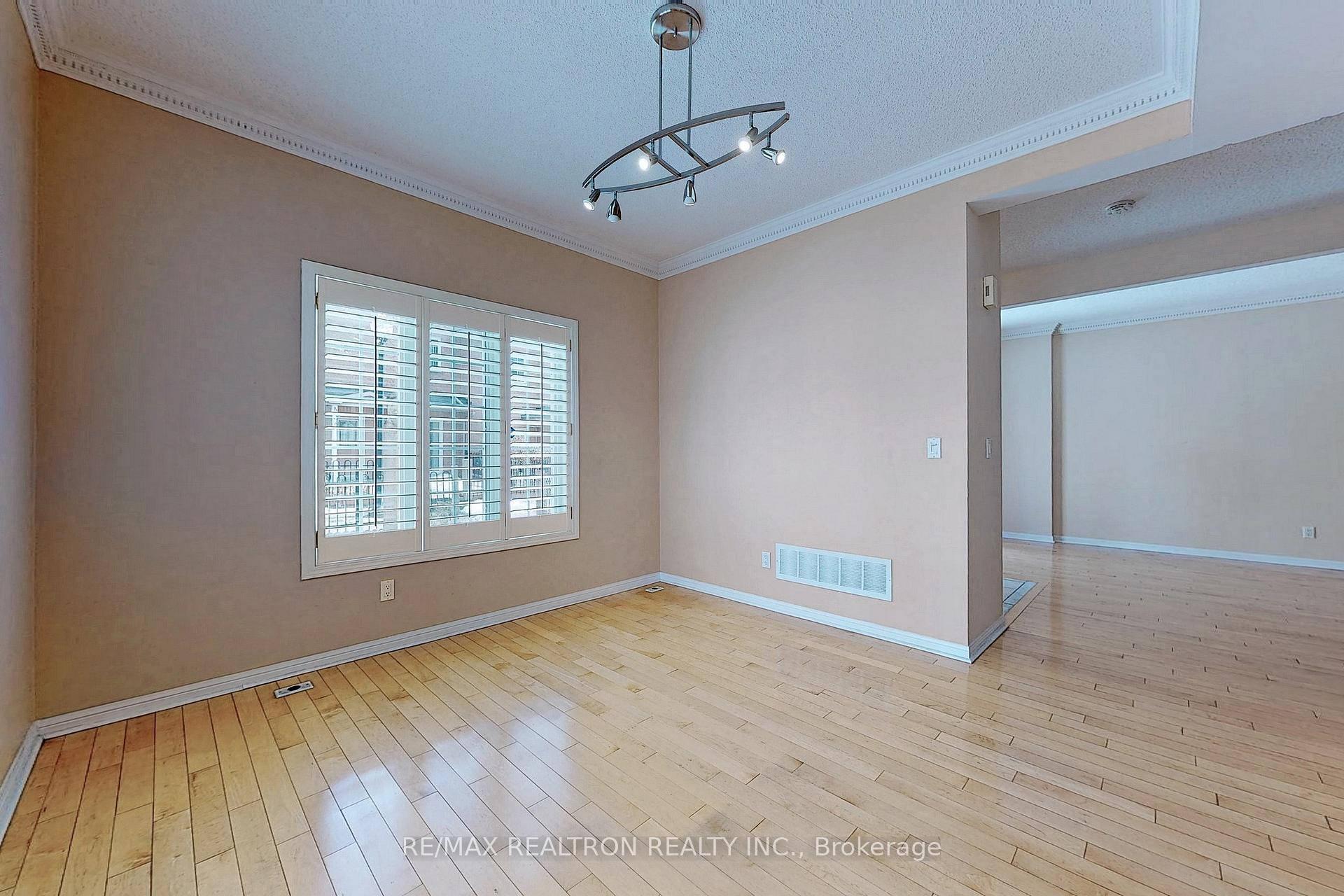 Photo 6 of Unit 7, 2 Cox Boulevard, Markham, Unionville — HOMEH