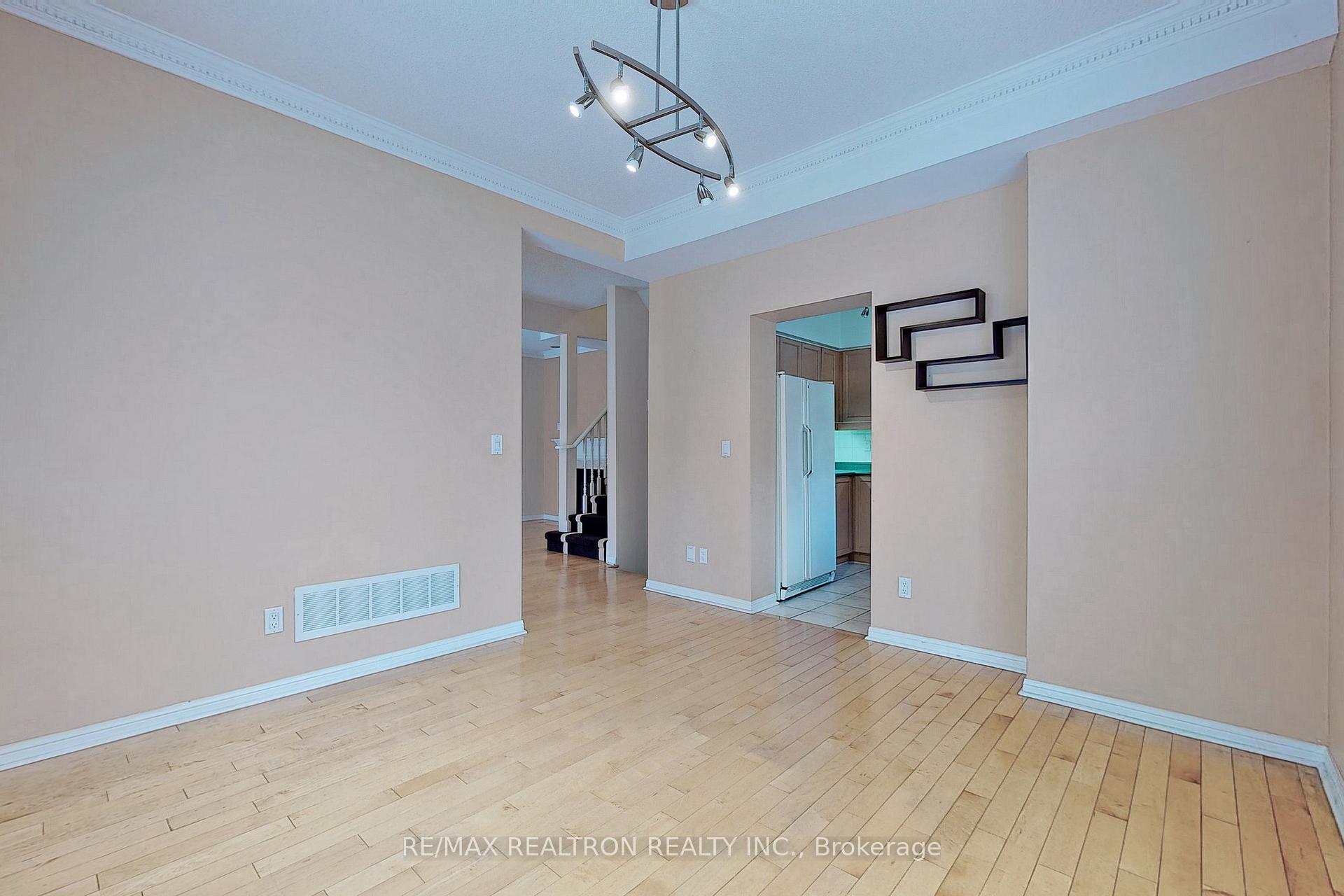 Photo 3 of Unit 7, 2 Cox Boulevard, Markham, Unionville — HOMEH