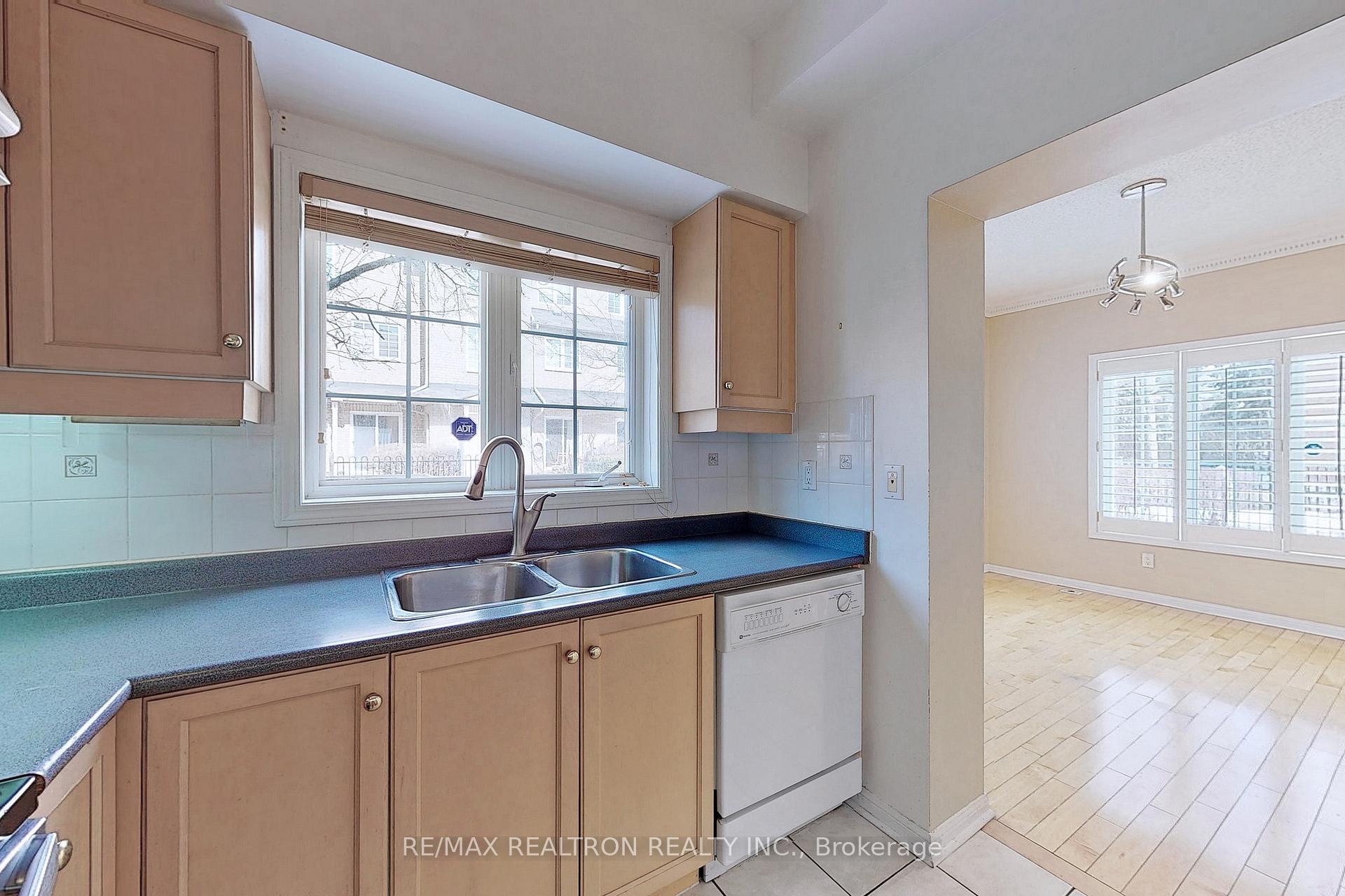 Photo 11 of Unit 7, 2 Cox Boulevard, Markham, Unionville — HOMEH