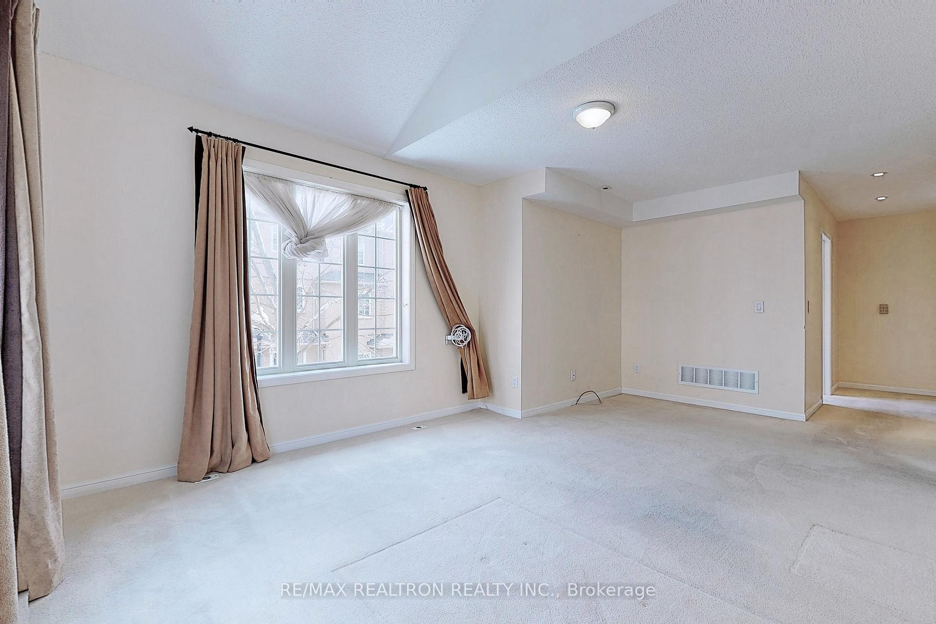 Photo 17 of Unit 7, 2 Cox Boulevard, Markham, Unionville — HOMEH