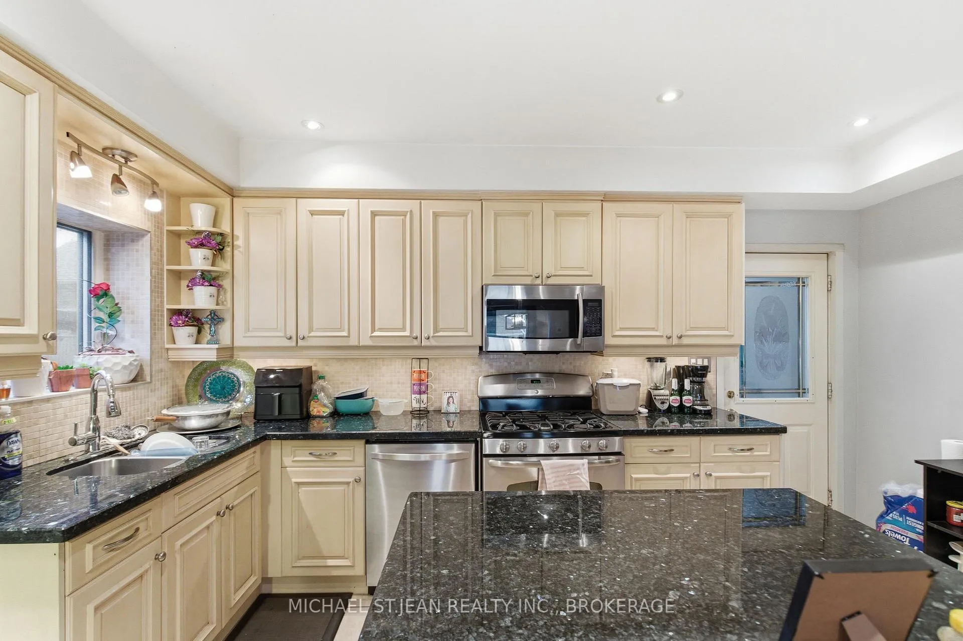 Photo 13 of 196 Avondale Street, Hamilton, Crown Point — HOMEH