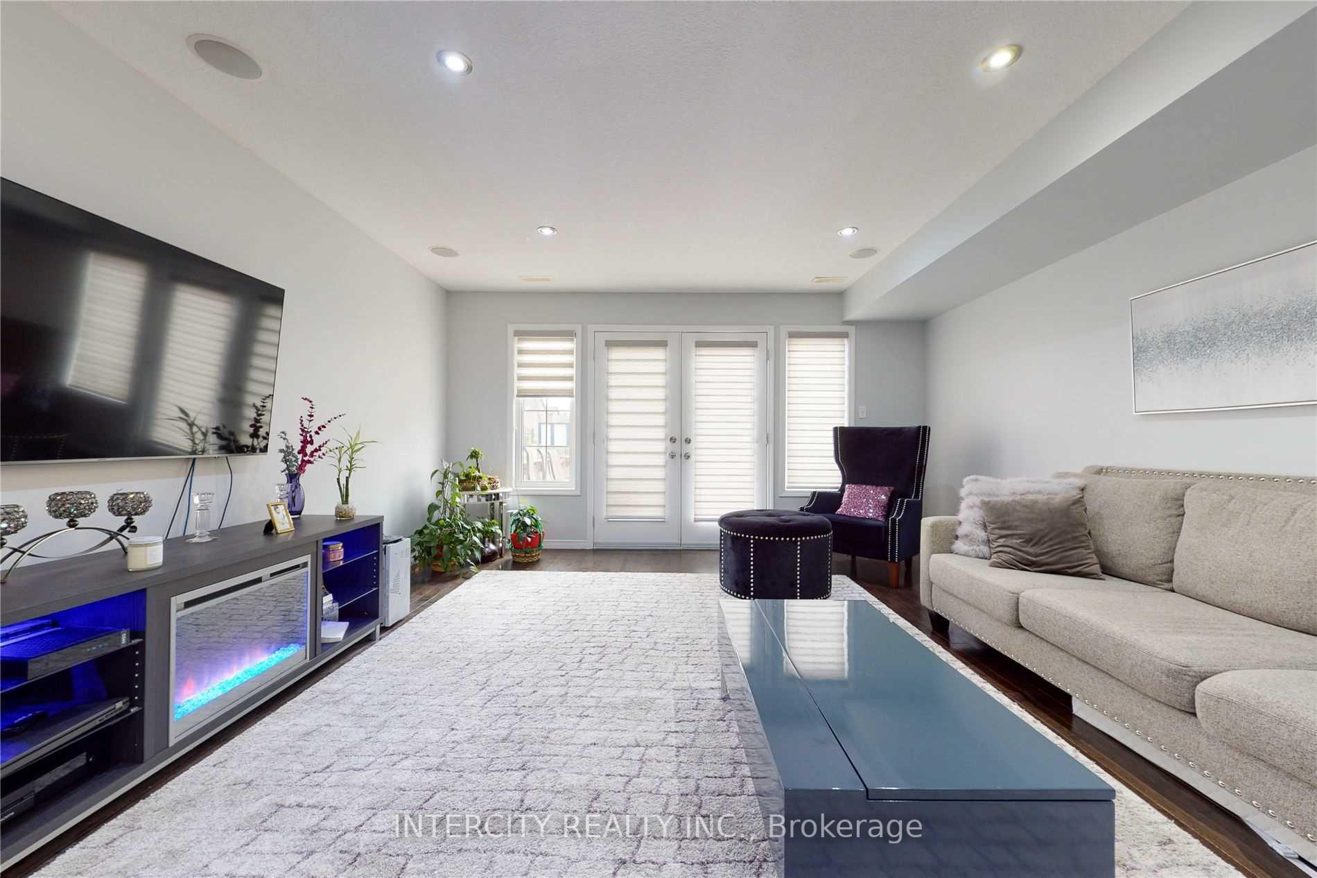 Photo 2 of Unit 1A, 50 Howe Drive, Kitchener, Laurentian Hills — HOMEH