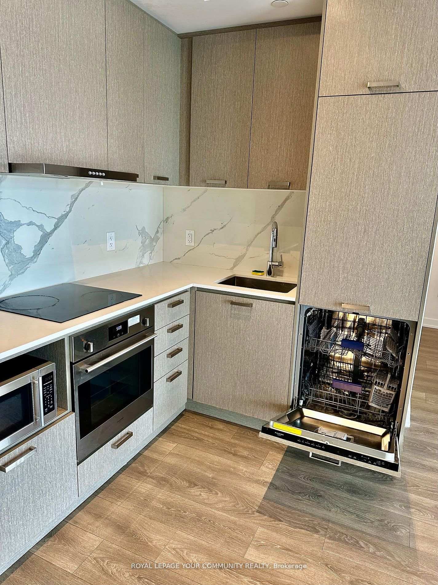 Photo 6 of Unit 1006, 38 Honeycrisp Crescent, Vaughan, Vaughan Corporate Centre — HOMEH